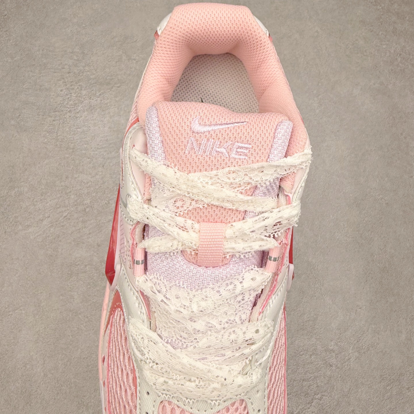 图片[5]-NK V5 RNR 舒适百搭防滑耐磨低帮跑步鞋 HQ7901-101 舒适有型适合日常穿着 该鞋款延续千禧年经典设计搭载泡绵中底 厚实而轻盈匠心细节巧搭立体耐克勾标志焕新演绎复古跑鞋 鞋款从千禧年美学汲取灵感 混搭多种材质突显层次感立体感和传统跑步风范 尺码：36 36.5 37.5 38 38.5 39 40 40.5 41 42 42.5 43 44 44.5 45-选品中心