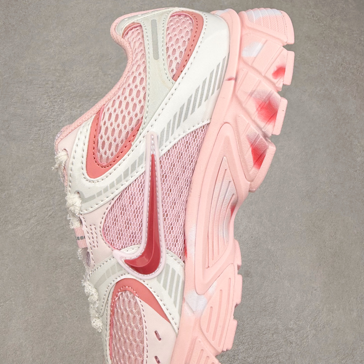 图片[7]-NK V5 RNR 舒适百搭防滑耐磨低帮跑步鞋 HQ7901-101 舒适有型适合日常穿着 该鞋款延续千禧年经典设计搭载泡绵中底 厚实而轻盈匠心细节巧搭立体耐克勾标志焕新演绎复古跑鞋 鞋款从千禧年美学汲取灵感 混搭多种材质突显层次感立体感和传统跑步风范 尺码：36 36.5 37.5 38 38.5 39 40 40.5 41 42 42.5 43 44 44.5 45-选品中心