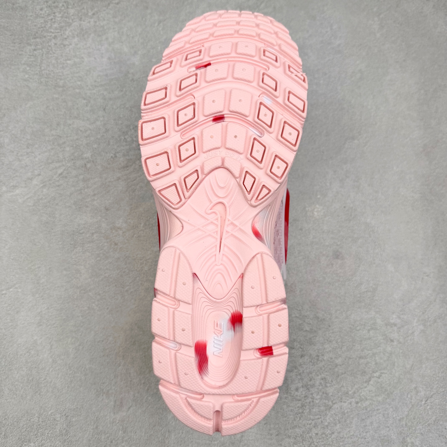 图片[9]-NK V5 RNR 舒适百搭防滑耐磨低帮跑步鞋 HQ7901-101 舒适有型适合日常穿着 该鞋款延续千禧年经典设计搭载泡绵中底 厚实而轻盈匠心细节巧搭立体耐克勾标志焕新演绎复古跑鞋 鞋款从千禧年美学汲取灵感 混搭多种材质突显层次感立体感和传统跑步风范 尺码：36 36.5 37.5 38 38.5 39 40 40.5 41 42 42.5 43 44 44.5 45-选品中心