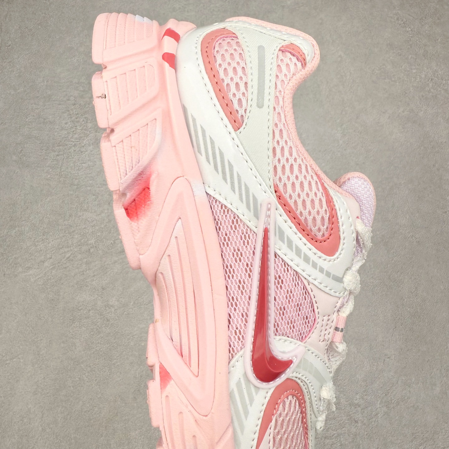 图片[6]-NK V5 RNR 舒适百搭防滑耐磨低帮跑步鞋 HQ7901-101 舒适有型适合日常穿着 该鞋款延续千禧年经典设计搭载泡绵中底 厚实而轻盈匠心细节巧搭立体耐克勾标志焕新演绎复古跑鞋 鞋款从千禧年美学汲取灵感 混搭多种材质突显层次感立体感和传统跑步风范 尺码：36 36.5 37.5 38 38.5 39 40 40.5 41 42 42.5 43 44 44.5 45-选品中心