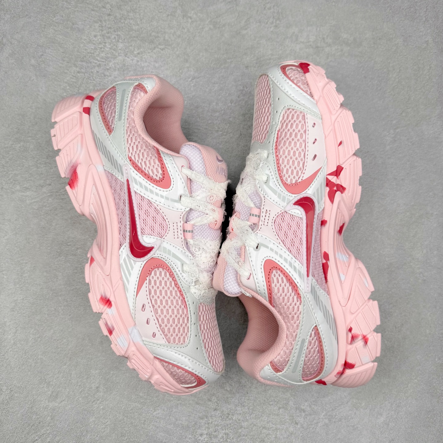 图片[3]-NK V5 RNR 舒适百搭防滑耐磨低帮跑步鞋 HQ7901-101 舒适有型适合日常穿着 该鞋款延续千禧年经典设计搭载泡绵中底 厚实而轻盈匠心细节巧搭立体耐克勾标志焕新演绎复古跑鞋 鞋款从千禧年美学汲取灵感 混搭多种材质突显层次感立体感和传统跑步风范 尺码：36 36.5 37.5 38 38.5 39 40 40.5 41 42 42.5 43 44 44.5 45-选品中心