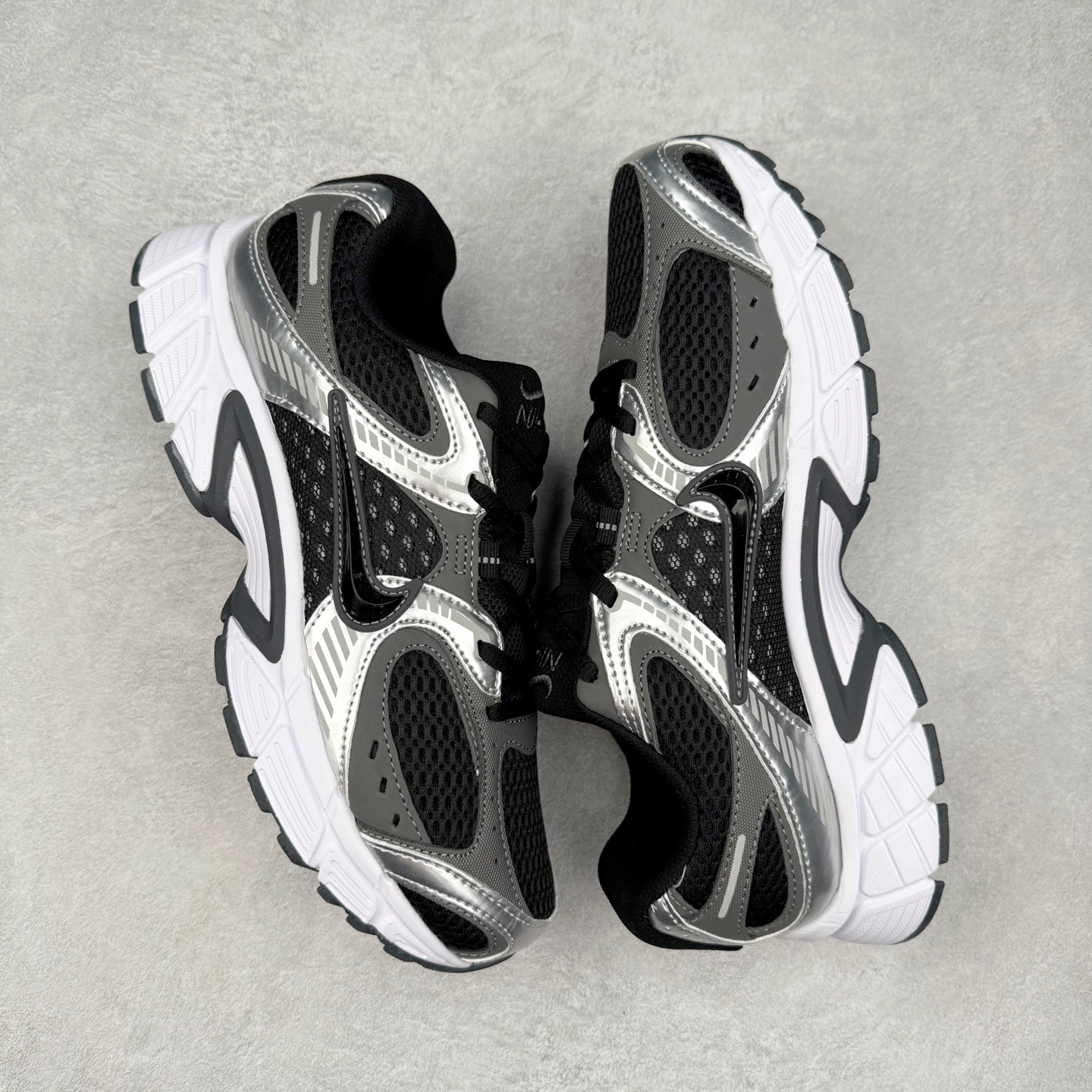 图片[3]-NK V5 RNR 舒适百搭防滑耐磨低帮跑步鞋 HQ6412-001 舒适有型适合日常穿着 该鞋款延续千禧年经典设计搭载泡绵中底 厚实而轻盈匠心细节巧搭立体耐克勾标志焕新演绎复古跑鞋 鞋款从千禧年美学汲取灵感 混搭多种材质突显层次感立体感和传统跑步风范 尺码：36 36.5 37.5 38 38.5 39 40 40.5 41 42 42.5 43 44 44.5 45-选品中心