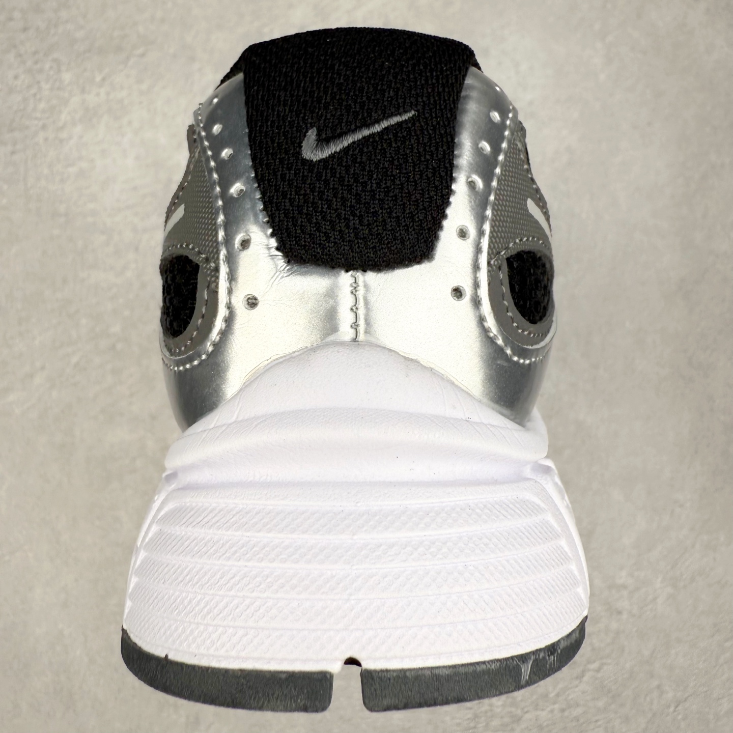 图片[8]-NK V5 RNR 舒适百搭防滑耐磨低帮跑步鞋 HQ6412-001 舒适有型适合日常穿着 该鞋款延续千禧年经典设计搭载泡绵中底 厚实而轻盈匠心细节巧搭立体耐克勾标志焕新演绎复古跑鞋 鞋款从千禧年美学汲取灵感 混搭多种材质突显层次感立体感和传统跑步风范 尺码：36 36.5 37.5 38 38.5 39 40 40.5 41 42 42.5 43 44 44.5 45-选品中心