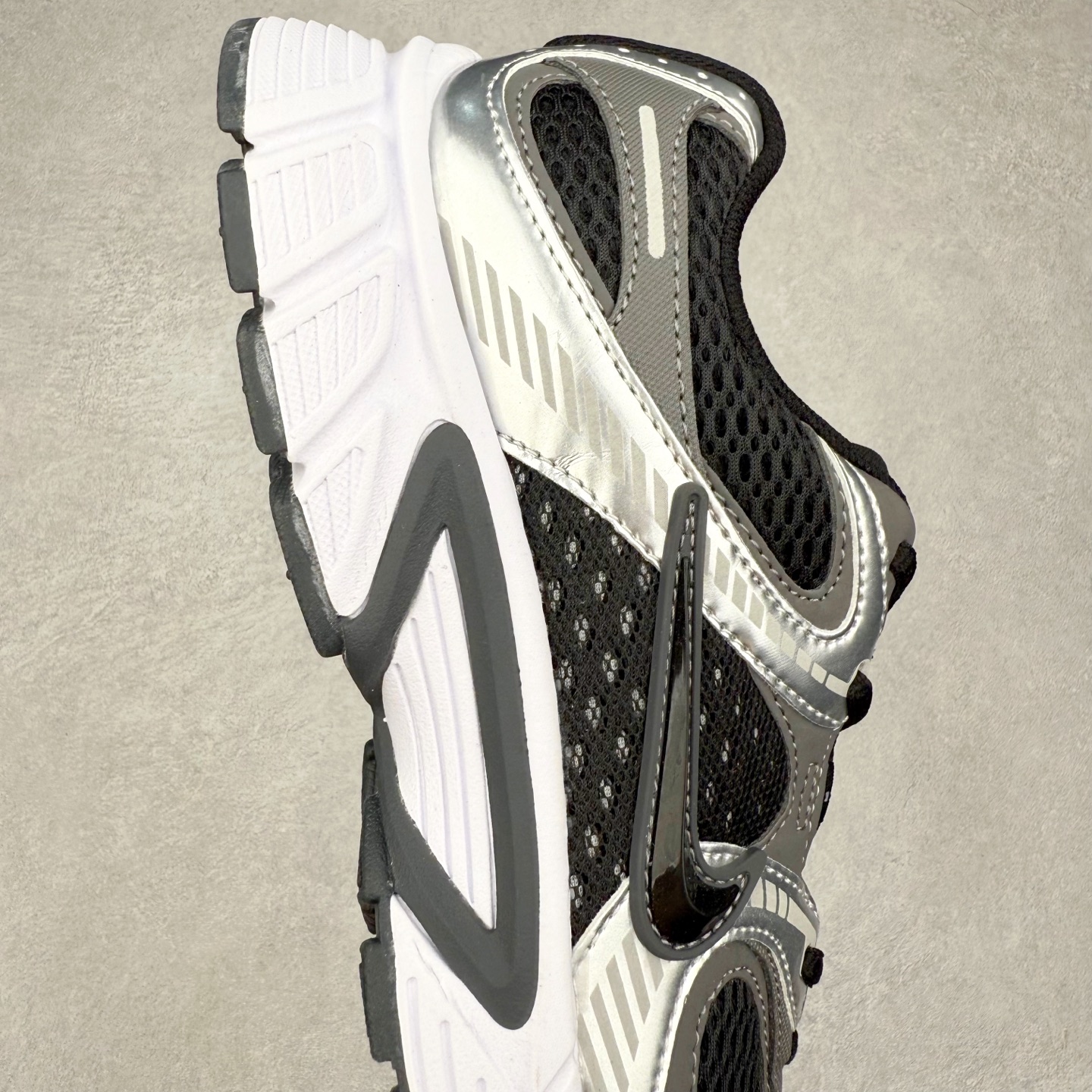 图片[6]-NK V5 RNR 舒适百搭防滑耐磨低帮跑步鞋 HQ6412-001 舒适有型适合日常穿着 该鞋款延续千禧年经典设计搭载泡绵中底 厚实而轻盈匠心细节巧搭立体耐克勾标志焕新演绎复古跑鞋 鞋款从千禧年美学汲取灵感 混搭多种材质突显层次感立体感和传统跑步风范 尺码：36 36.5 37.5 38 38.5 39 40 40.5 41 42 42.5 43 44 44.5 45-选品中心