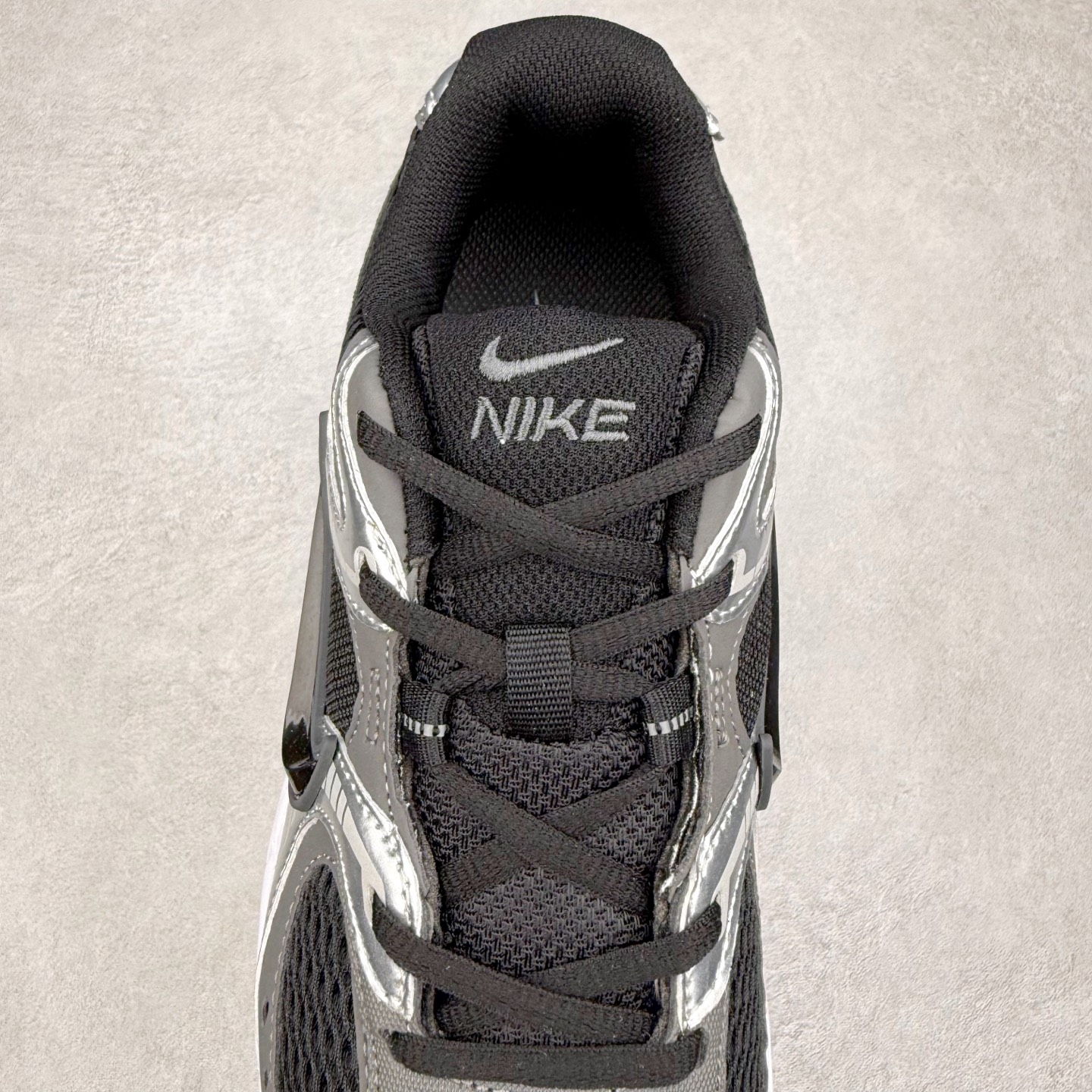 图片[5]-NK V5 RNR 舒适百搭防滑耐磨低帮跑步鞋 HQ6412-001 舒适有型适合日常穿着 该鞋款延续千禧年经典设计搭载泡绵中底 厚实而轻盈匠心细节巧搭立体耐克勾标志焕新演绎复古跑鞋 鞋款从千禧年美学汲取灵感 混搭多种材质突显层次感立体感和传统跑步风范 尺码：36 36.5 37.5 38 38.5 39 40 40.5 41 42 42.5 43 44 44.5 45-选品中心