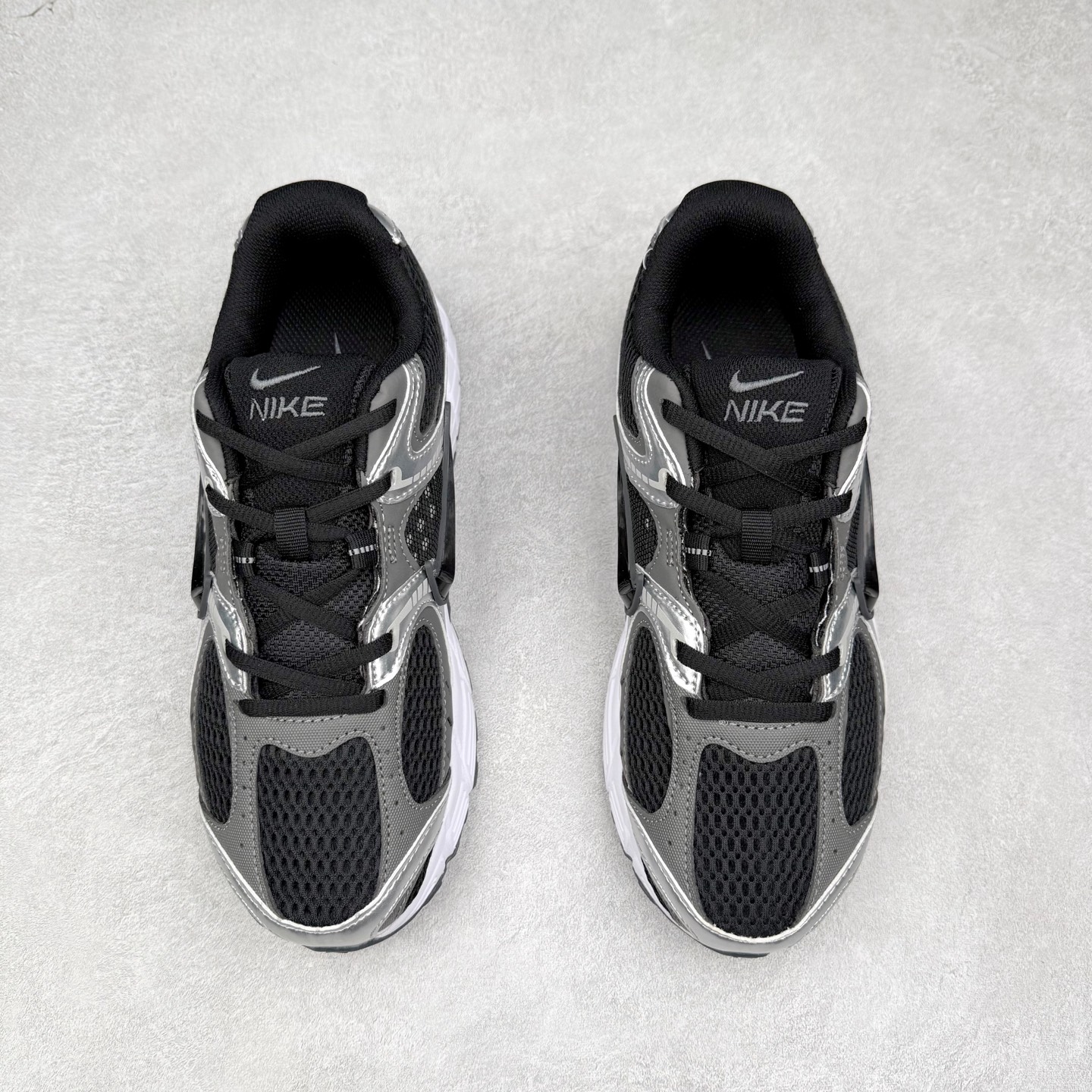 图片[2]-NK V5 RNR 舒适百搭防滑耐磨低帮跑步鞋 HQ6412-001 舒适有型适合日常穿着 该鞋款延续千禧年经典设计搭载泡绵中底 厚实而轻盈匠心细节巧搭立体耐克勾标志焕新演绎复古跑鞋 鞋款从千禧年美学汲取灵感 混搭多种材质突显层次感立体感和传统跑步风范 尺码：36 36.5 37.5 38 38.5 39 40 40.5 41 42 42.5 43 44 44.5 45-选品中心