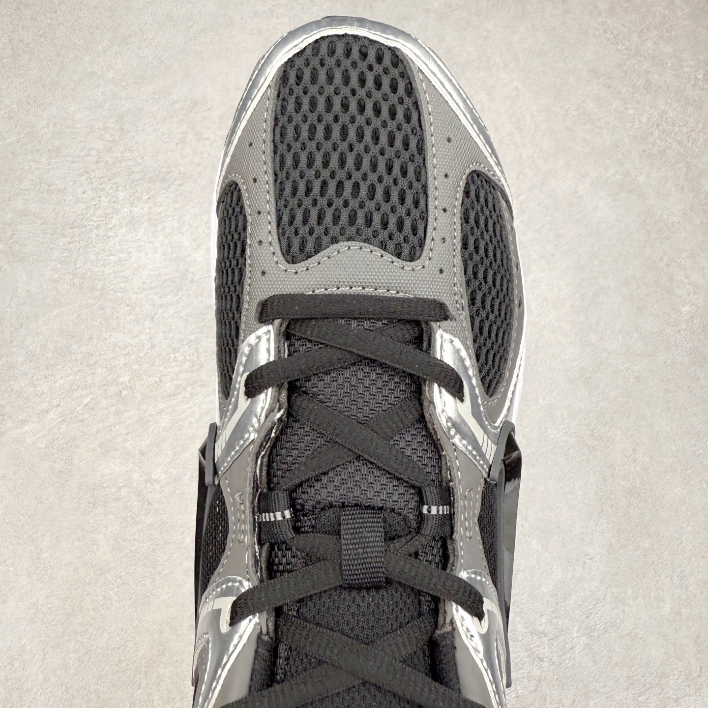 图片[4]-NK V5 RNR 舒适百搭防滑耐磨低帮跑步鞋 HQ6412-001 舒适有型适合日常穿着 该鞋款延续千禧年经典设计搭载泡绵中底 厚实而轻盈匠心细节巧搭立体耐克勾标志焕新演绎复古跑鞋 鞋款从千禧年美学汲取灵感 混搭多种材质突显层次感立体感和传统跑步风范 尺码：36 36.5 37.5 38 38.5 39 40 40.5 41 42 42.5 43 44 44.5 45-选品中心