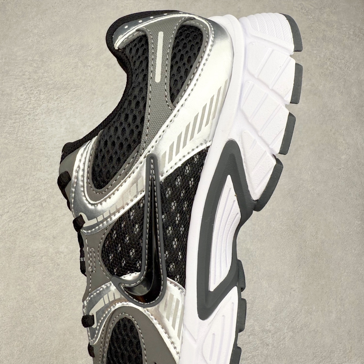 图片[7]-NK V5 RNR 舒适百搭防滑耐磨低帮跑步鞋 HQ6412-001 舒适有型适合日常穿着 该鞋款延续千禧年经典设计搭载泡绵中底 厚实而轻盈匠心细节巧搭立体耐克勾标志焕新演绎复古跑鞋 鞋款从千禧年美学汲取灵感 混搭多种材质突显层次感立体感和传统跑步风范 尺码：36 36.5 37.5 38 38.5 39 40 40.5 41 42 42.5 43 44 44.5 45-选品中心