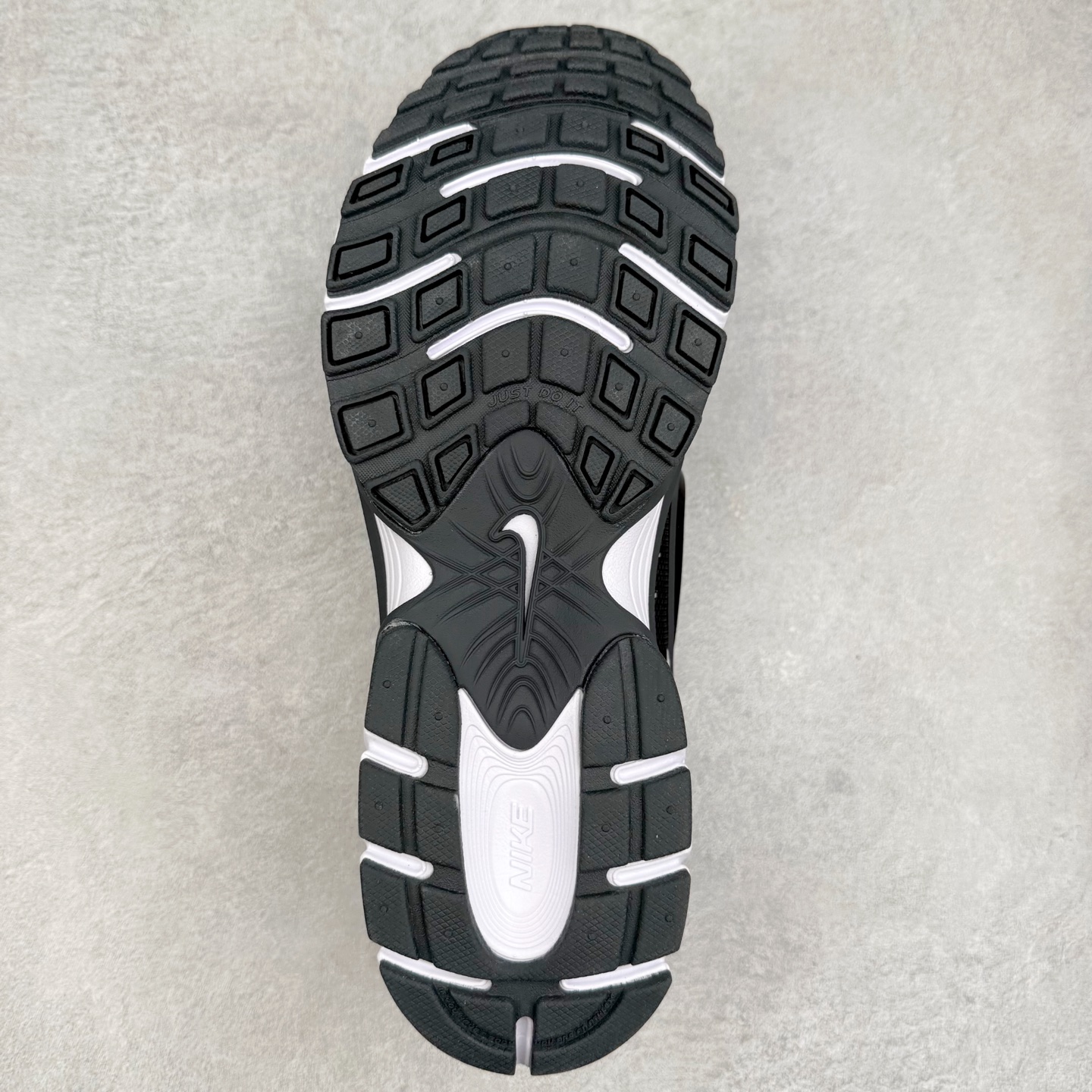 图片[9]-NK V5 RNR 舒适百搭防滑耐磨低帮跑步鞋 HQ6412-001 舒适有型适合日常穿着 该鞋款延续千禧年经典设计搭载泡绵中底 厚实而轻盈匠心细节巧搭立体耐克勾标志焕新演绎复古跑鞋 鞋款从千禧年美学汲取灵感 混搭多种材质突显层次感立体感和传统跑步风范 尺码：36 36.5 37.5 38 38.5 39 40 40.5 41 42 42.5 43 44 44.5 45-选品中心