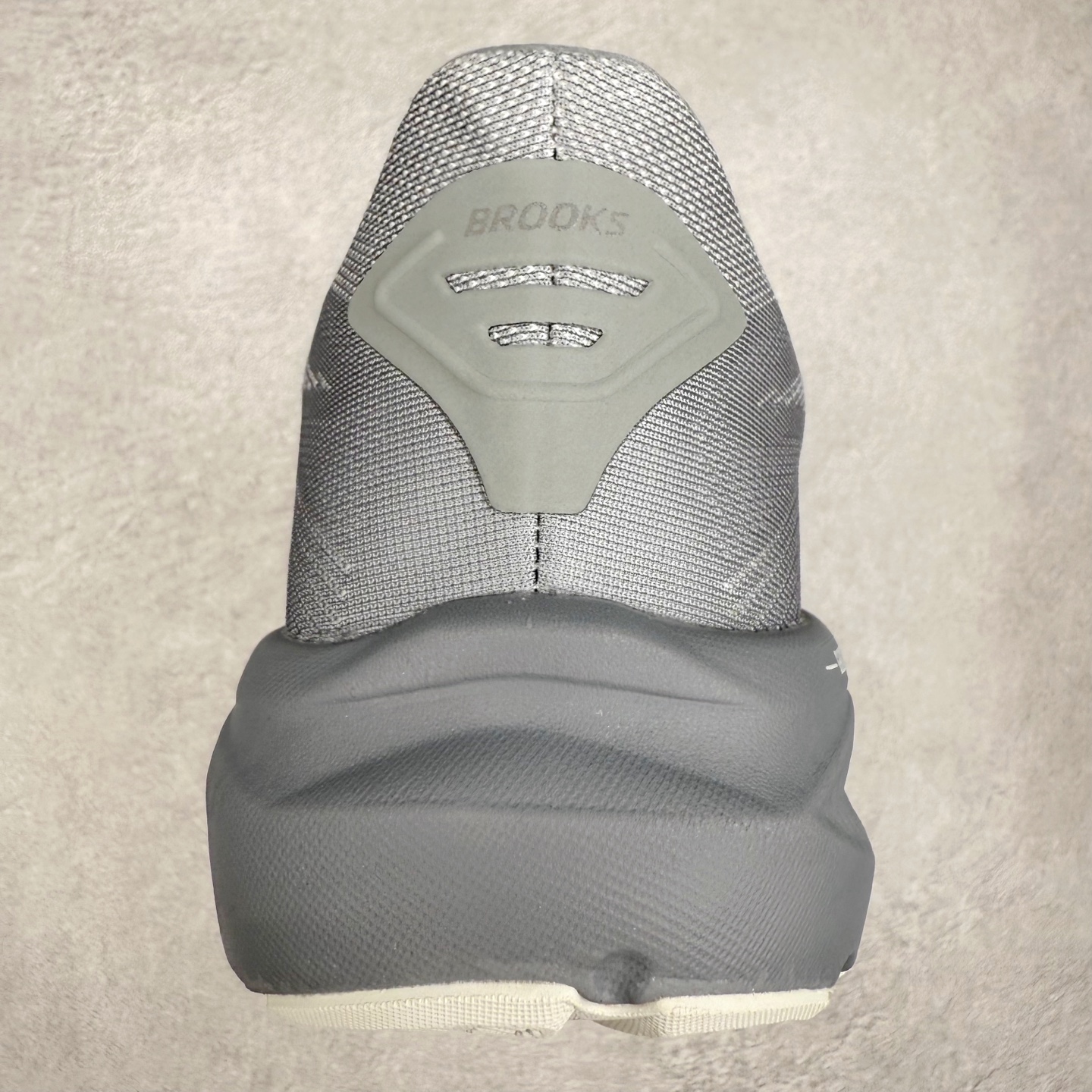 图片[8]-Brooks布鲁克斯 Ghost 17 马拉松舒适百搭防滑耐磨低帮跑步鞋 Brooks 四大跑鞋之一 百年品牌 跑鞋从外形上基本就能判断这是一款速度跑鞋 简洁干练的外形结构和极强的运动流线型看着非常有速度感 上脚的第一感觉是非常轻 美码9码的鞋单只206g不到 从个人偏好来说 200g左右的竞速鞋最具安全感 鞋面采用单层网布 很薄 前掌使用了大量开放式网眼 排气直接快速 透气性上乘 鞋舌也是轻量化设计 仅为一层麂皮 和脚背完美贴合 鞋舌中央有个防偏穿孔 从实际穿着来看 通常鞋舌都是外偏 如果是防偏穿孔位于中心 防偏效果其实并不十分有效 如果采用趋外侧的偏心设计更有效 鞋帮泡棉填充量不大 但非常紧凑 贴合舒适 包裹稳固 内置硬质TPU保证必要的稳定性 跑鞋中底采用的是DNA FLASH科技材料 DNA FLASH中底科技 是Brooks第一款将氮气注入中底的创新科技 主要原理是借助“超临界流体”发泡技术 将液态氮稳定的转化为气态氮 并使其均匀地形成无数紧密贴合的密闭式气囊结构 尺码：36 36.5 37.5 38 38.5 39 40 40.5 41 42 42.5 43 44 44.5 45 46-选品中心