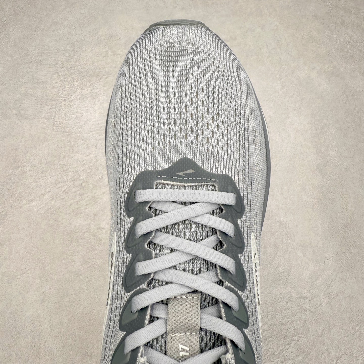 图片[4]-Brooks布鲁克斯 Ghost 17 马拉松舒适百搭防滑耐磨低帮跑步鞋 Brooks 四大跑鞋之一 百年品牌 跑鞋从外形上基本就能判断这是一款速度跑鞋 简洁干练的外形结构和极强的运动流线型看着非常有速度感 上脚的第一感觉是非常轻 美码9码的鞋单只206g不到 从个人偏好来说 200g左右的竞速鞋最具安全感 鞋面采用单层网布 很薄 前掌使用了大量开放式网眼 排气直接快速 透气性上乘 鞋舌也是轻量化设计 仅为一层麂皮 和脚背完美贴合 鞋舌中央有个防偏穿孔 从实际穿着来看 通常鞋舌都是外偏 如果是防偏穿孔位于中心 防偏效果其实并不十分有效 如果采用趋外侧的偏心设计更有效 鞋帮泡棉填充量不大 但非常紧凑 贴合舒适 包裹稳固 内置硬质TPU保证必要的稳定性 跑鞋中底采用的是DNA FLASH科技材料 DNA FLASH中底科技 是Brooks第一款将氮气注入中底的创新科技 主要原理是借助“超临界流体”发泡技术 将液态氮稳定的转化为气态氮 并使其均匀地形成无数紧密贴合的密闭式气囊结构 尺码：36 36.5 37.5 38 38.5 39 40 40.5 41 42 42.5 43 44 44.5 45 46-选品中心