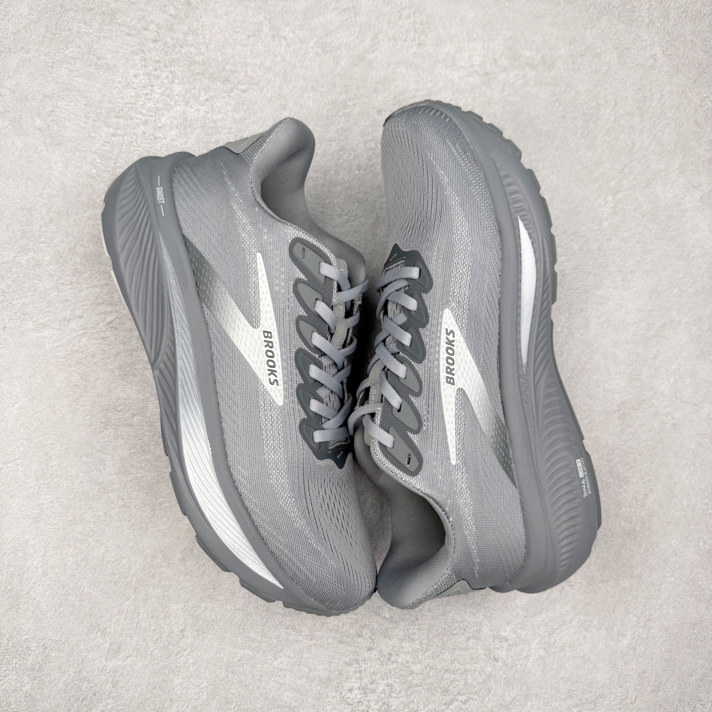 图片[3]-Brooks布鲁克斯 Ghost 17 马拉松舒适百搭防滑耐磨低帮跑步鞋 Brooks 四大跑鞋之一 百年品牌 跑鞋从外形上基本就能判断这是一款速度跑鞋 简洁干练的外形结构和极强的运动流线型看着非常有速度感 上脚的第一感觉是非常轻 美码9码的鞋单只206g不到 从个人偏好来说 200g左右的竞速鞋最具安全感 鞋面采用单层网布 很薄 前掌使用了大量开放式网眼 排气直接快速 透气性上乘 鞋舌也是轻量化设计 仅为一层麂皮 和脚背完美贴合 鞋舌中央有个防偏穿孔 从实际穿着来看 通常鞋舌都是外偏 如果是防偏穿孔位于中心 防偏效果其实并不十分有效 如果采用趋外侧的偏心设计更有效 鞋帮泡棉填充量不大 但非常紧凑 贴合舒适 包裹稳固 内置硬质TPU保证必要的稳定性 跑鞋中底采用的是DNA FLASH科技材料 DNA FLASH中底科技 是Brooks第一款将氮气注入中底的创新科技 主要原理是借助“超临界流体”发泡技术 将液态氮稳定的转化为气态氮 并使其均匀地形成无数紧密贴合的密闭式气囊结构 尺码：36 36.5 37.5 38 38.5 39 40 40.5 41 42 42.5 43 44 44.5 45 46-选品中心