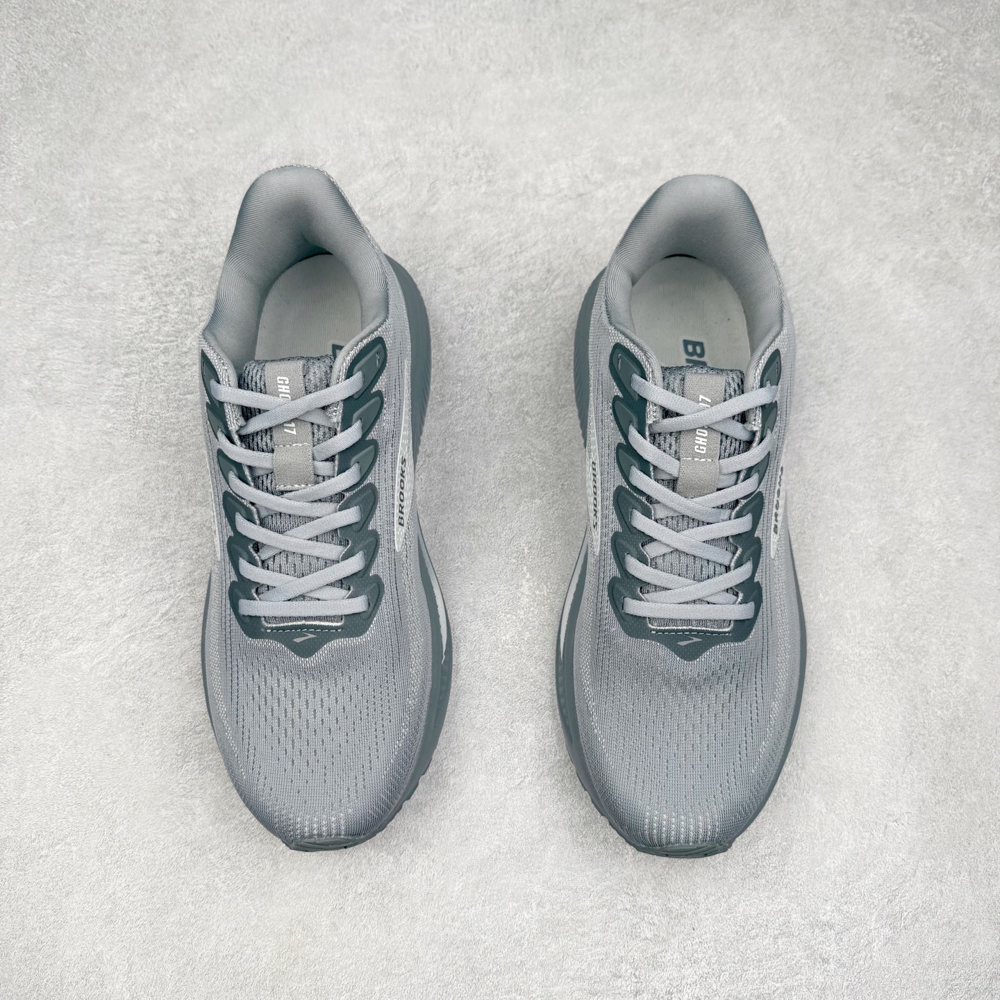 图片[2]-Brooks布鲁克斯 Ghost 17 马拉松舒适百搭防滑耐磨低帮跑步鞋 Brooks 四大跑鞋之一 百年品牌 跑鞋从外形上基本就能判断这是一款速度跑鞋 简洁干练的外形结构和极强的运动流线型看着非常有速度感 上脚的第一感觉是非常轻 美码9码的鞋单只206g不到 从个人偏好来说 200g左右的竞速鞋最具安全感 鞋面采用单层网布 很薄 前掌使用了大量开放式网眼 排气直接快速 透气性上乘 鞋舌也是轻量化设计 仅为一层麂皮 和脚背完美贴合 鞋舌中央有个防偏穿孔 从实际穿着来看 通常鞋舌都是外偏 如果是防偏穿孔位于中心 防偏效果其实并不十分有效 如果采用趋外侧的偏心设计更有效 鞋帮泡棉填充量不大 但非常紧凑 贴合舒适 包裹稳固 内置硬质TPU保证必要的稳定性 跑鞋中底采用的是DNA FLASH科技材料 DNA FLASH中底科技 是Brooks第一款将氮气注入中底的创新科技 主要原理是借助“超临界流体”发泡技术 将液态氮稳定的转化为气态氮 并使其均匀地形成无数紧密贴合的密闭式气囊结构 尺码：36 36.5 37.5 38 38.5 39 40 40.5 41 42 42.5 43 44 44.5 45 46-选品中心