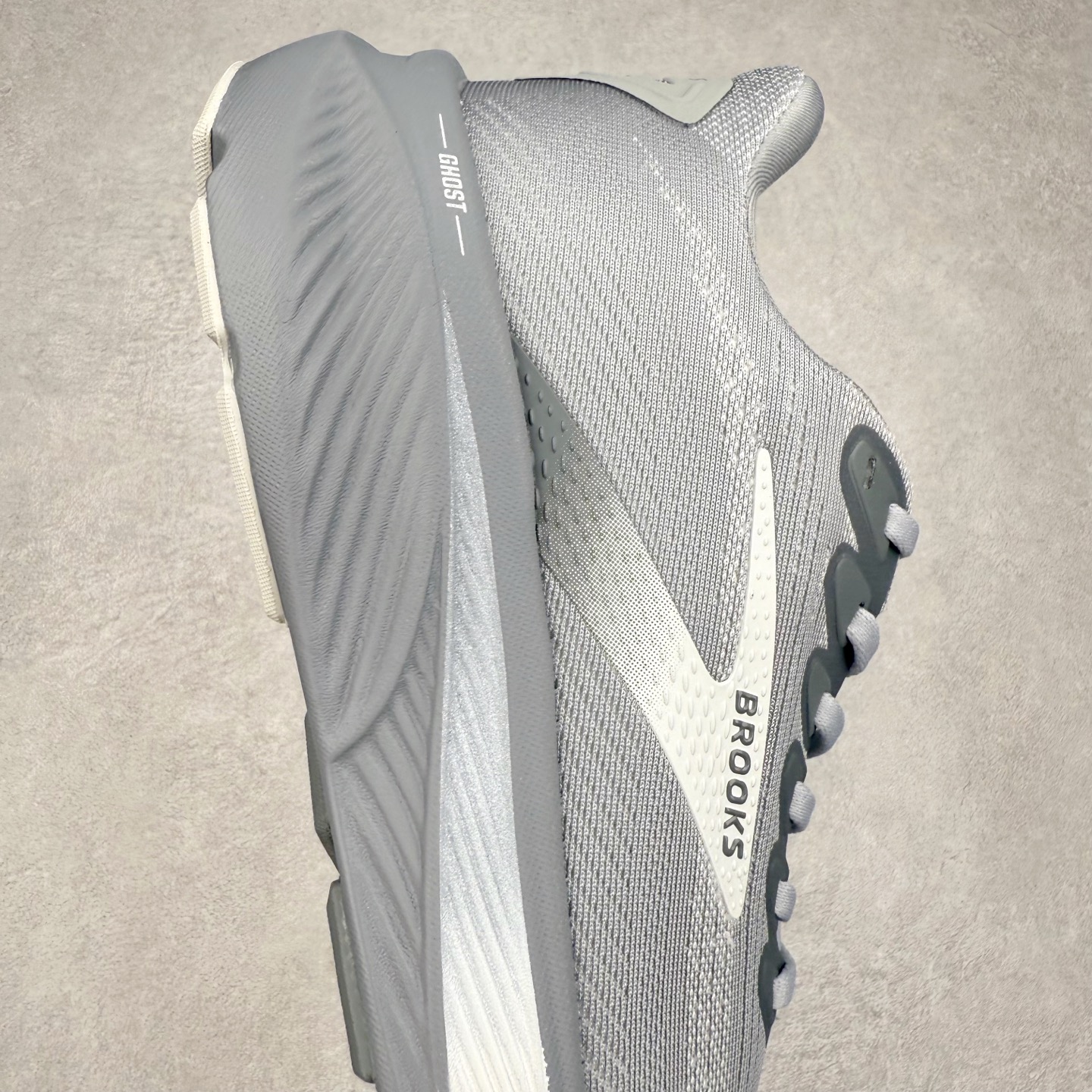 图片[6]-Brooks布鲁克斯 Ghost 17 马拉松舒适百搭防滑耐磨低帮跑步鞋 Brooks 四大跑鞋之一 百年品牌 跑鞋从外形上基本就能判断这是一款速度跑鞋 简洁干练的外形结构和极强的运动流线型看着非常有速度感 上脚的第一感觉是非常轻 美码9码的鞋单只206g不到 从个人偏好来说 200g左右的竞速鞋最具安全感 鞋面采用单层网布 很薄 前掌使用了大量开放式网眼 排气直接快速 透气性上乘 鞋舌也是轻量化设计 仅为一层麂皮 和脚背完美贴合 鞋舌中央有个防偏穿孔 从实际穿着来看 通常鞋舌都是外偏 如果是防偏穿孔位于中心 防偏效果其实并不十分有效 如果采用趋外侧的偏心设计更有效 鞋帮泡棉填充量不大 但非常紧凑 贴合舒适 包裹稳固 内置硬质TPU保证必要的稳定性 跑鞋中底采用的是DNA FLASH科技材料 DNA FLASH中底科技 是Brooks第一款将氮气注入中底的创新科技 主要原理是借助“超临界流体”发泡技术 将液态氮稳定的转化为气态氮 并使其均匀地形成无数紧密贴合的密闭式气囊结构 尺码：36 36.5 37.5 38 38.5 39 40 40.5 41 42 42.5 43 44 44.5 45 46-选品中心
