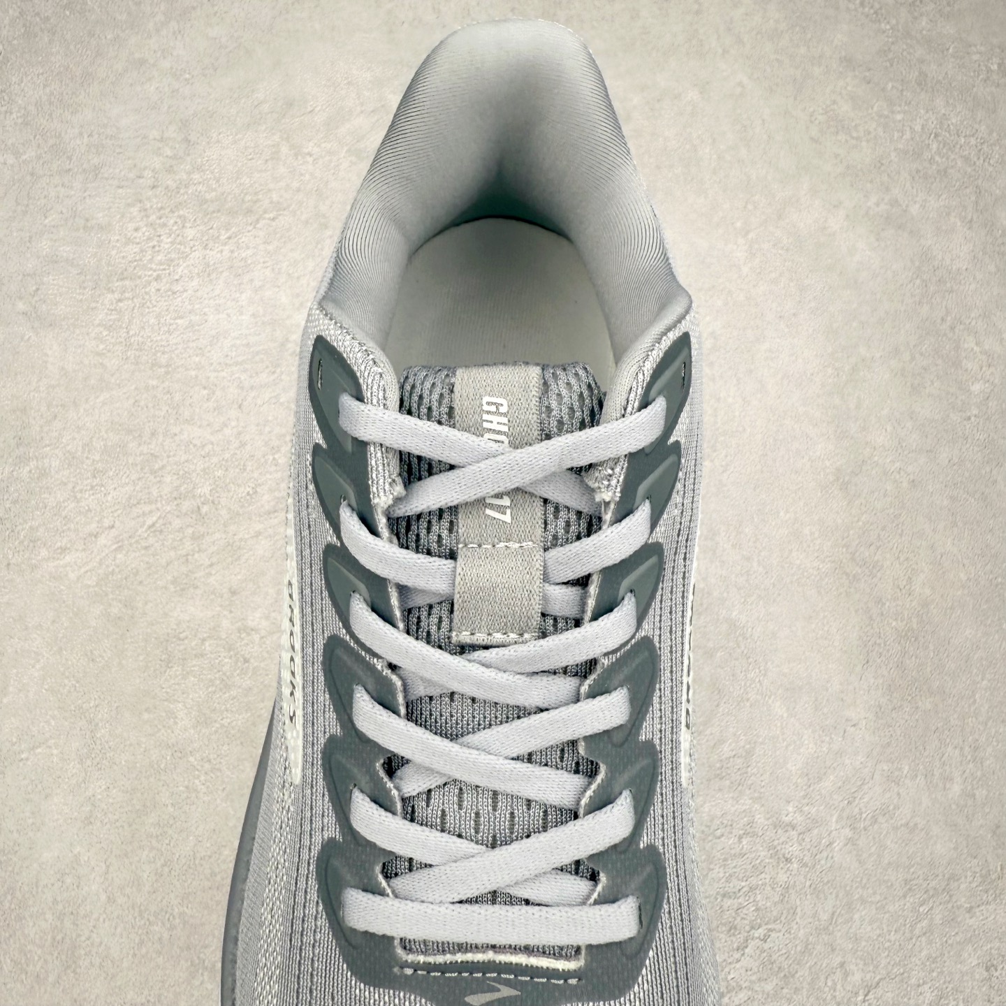 图片[5]-Brooks布鲁克斯 Ghost 17 马拉松舒适百搭防滑耐磨低帮跑步鞋 Brooks 四大跑鞋之一 百年品牌 跑鞋从外形上基本就能判断这是一款速度跑鞋 简洁干练的外形结构和极强的运动流线型看着非常有速度感 上脚的第一感觉是非常轻 美码9码的鞋单只206g不到 从个人偏好来说 200g左右的竞速鞋最具安全感 鞋面采用单层网布 很薄 前掌使用了大量开放式网眼 排气直接快速 透气性上乘 鞋舌也是轻量化设计 仅为一层麂皮 和脚背完美贴合 鞋舌中央有个防偏穿孔 从实际穿着来看 通常鞋舌都是外偏 如果是防偏穿孔位于中心 防偏效果其实并不十分有效 如果采用趋外侧的偏心设计更有效 鞋帮泡棉填充量不大 但非常紧凑 贴合舒适 包裹稳固 内置硬质TPU保证必要的稳定性 跑鞋中底采用的是DNA FLASH科技材料 DNA FLASH中底科技 是Brooks第一款将氮气注入中底的创新科技 主要原理是借助“超临界流体”发泡技术 将液态氮稳定的转化为气态氮 并使其均匀地形成无数紧密贴合的密闭式气囊结构 尺码：36 36.5 37.5 38 38.5 39 40 40.5 41 42 42.5 43 44 44.5 45 46-选品中心