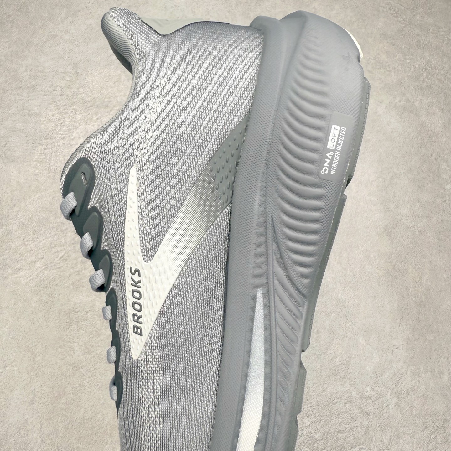 图片[7]-Brooks布鲁克斯 Ghost 17 马拉松舒适百搭防滑耐磨低帮跑步鞋 Brooks 四大跑鞋之一 百年品牌 跑鞋从外形上基本就能判断这是一款速度跑鞋 简洁干练的外形结构和极强的运动流线型看着非常有速度感 上脚的第一感觉是非常轻 美码9码的鞋单只206g不到 从个人偏好来说 200g左右的竞速鞋最具安全感 鞋面采用单层网布 很薄 前掌使用了大量开放式网眼 排气直接快速 透气性上乘 鞋舌也是轻量化设计 仅为一层麂皮 和脚背完美贴合 鞋舌中央有个防偏穿孔 从实际穿着来看 通常鞋舌都是外偏 如果是防偏穿孔位于中心 防偏效果其实并不十分有效 如果采用趋外侧的偏心设计更有效 鞋帮泡棉填充量不大 但非常紧凑 贴合舒适 包裹稳固 内置硬质TPU保证必要的稳定性 跑鞋中底采用的是DNA FLASH科技材料 DNA FLASH中底科技 是Brooks第一款将氮气注入中底的创新科技 主要原理是借助“超临界流体”发泡技术 将液态氮稳定的转化为气态氮 并使其均匀地形成无数紧密贴合的密闭式气囊结构 尺码：36 36.5 37.5 38 38.5 39 40 40.5 41 42 42.5 43 44 44.5 45 46-选品中心