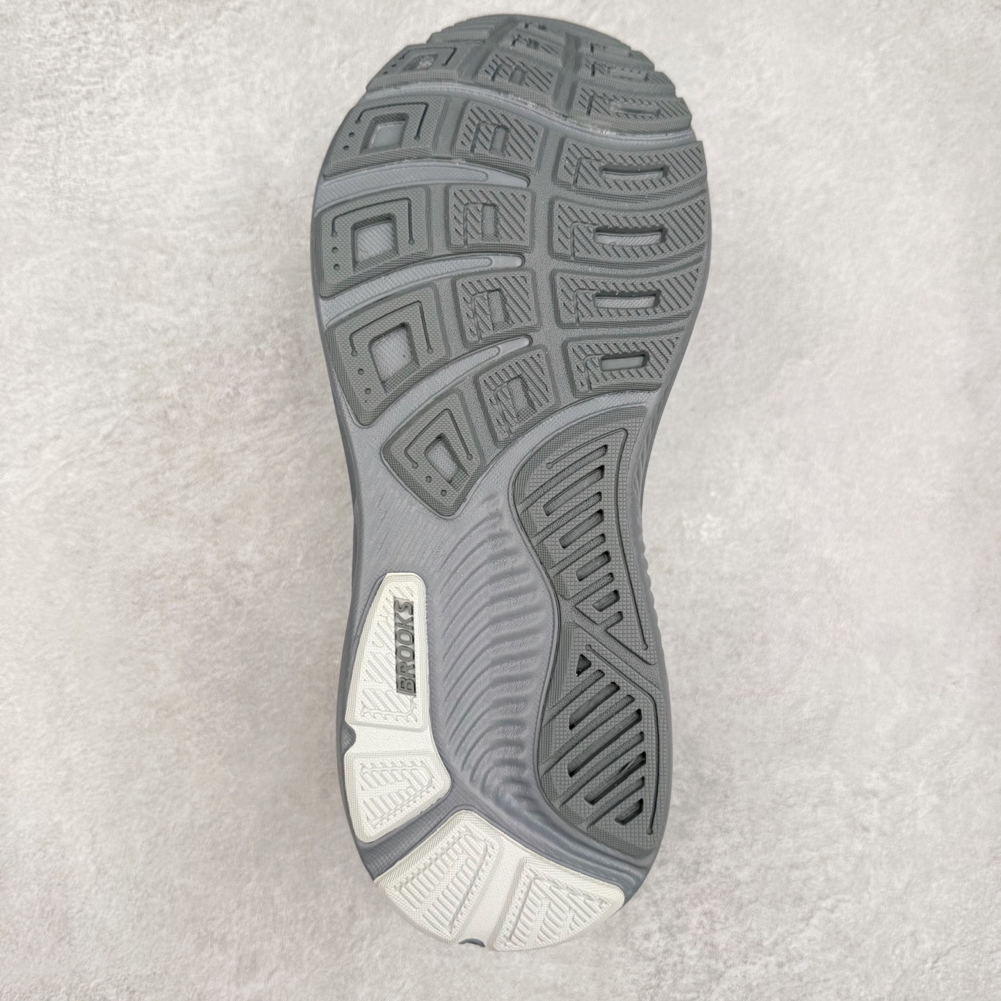 图片[9]-Brooks布鲁克斯 Ghost 17 马拉松舒适百搭防滑耐磨低帮跑步鞋 Brooks 四大跑鞋之一 百年品牌 跑鞋从外形上基本就能判断这是一款速度跑鞋 简洁干练的外形结构和极强的运动流线型看着非常有速度感 上脚的第一感觉是非常轻 美码9码的鞋单只206g不到 从个人偏好来说 200g左右的竞速鞋最具安全感 鞋面采用单层网布 很薄 前掌使用了大量开放式网眼 排气直接快速 透气性上乘 鞋舌也是轻量化设计 仅为一层麂皮 和脚背完美贴合 鞋舌中央有个防偏穿孔 从实际穿着来看 通常鞋舌都是外偏 如果是防偏穿孔位于中心 防偏效果其实并不十分有效 如果采用趋外侧的偏心设计更有效 鞋帮泡棉填充量不大 但非常紧凑 贴合舒适 包裹稳固 内置硬质TPU保证必要的稳定性 跑鞋中底采用的是DNA FLASH科技材料 DNA FLASH中底科技 是Brooks第一款将氮气注入中底的创新科技 主要原理是借助“超临界流体”发泡技术 将液态氮稳定的转化为气态氮 并使其均匀地形成无数紧密贴合的密闭式气囊结构 尺码：36 36.5 37.5 38 38.5 39 40 40.5 41 42 42.5 43 44 44.5 45 46-选品中心