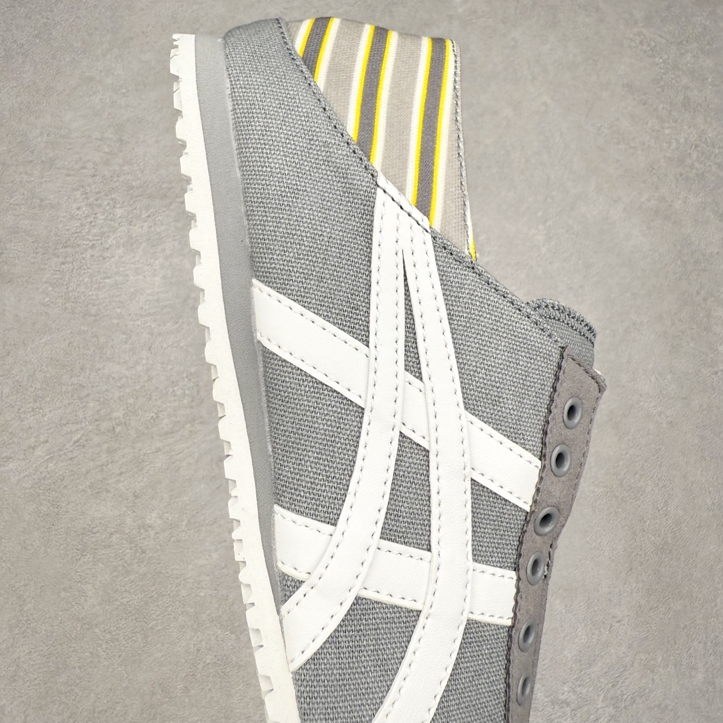 图片[6]-＃C版 Asics Onitsuka Tiger MEXICO 66 亚瑟士鬼冢虎复古经典板鞋 CNY 龙年限定 白红 市场王者选手 海外订单工厂出品 长期生产补货永不断码 超成熟稳定的做工品控 原装全套纸板楦头开发 原汁原味 完美呈现版型 私模正确鞋底咬花纹路 一比一鞋头弧度高度鞋身弧度 绝不口嗨 细节品控鞋型随意秒杀市面 原档咬花纹路私模大底 一个单元有六个三角形 总体形拼接呈现花瓣状 官方四联吊牌 原装Ortholite轻量化鞋垫 原盒原配 质保卡 说明书 钢印防尘纸 纸板中底带钢印 乳胶组合鞋垫 支持全方位的对比专柜 产品从款式颜色造型上体现出追求舒适和细节的完美 鞋类更是推崇手工制作的严谨与完美 融舒适性与可穿性的设计风格 注重细节的完美和别致魅力 既保持稳重 又不失轻松的时尚感 尺码：36 37 37.5 38 39 39.5 40 40.5 41.5 42 42.5 43.5 44 45-选品中心