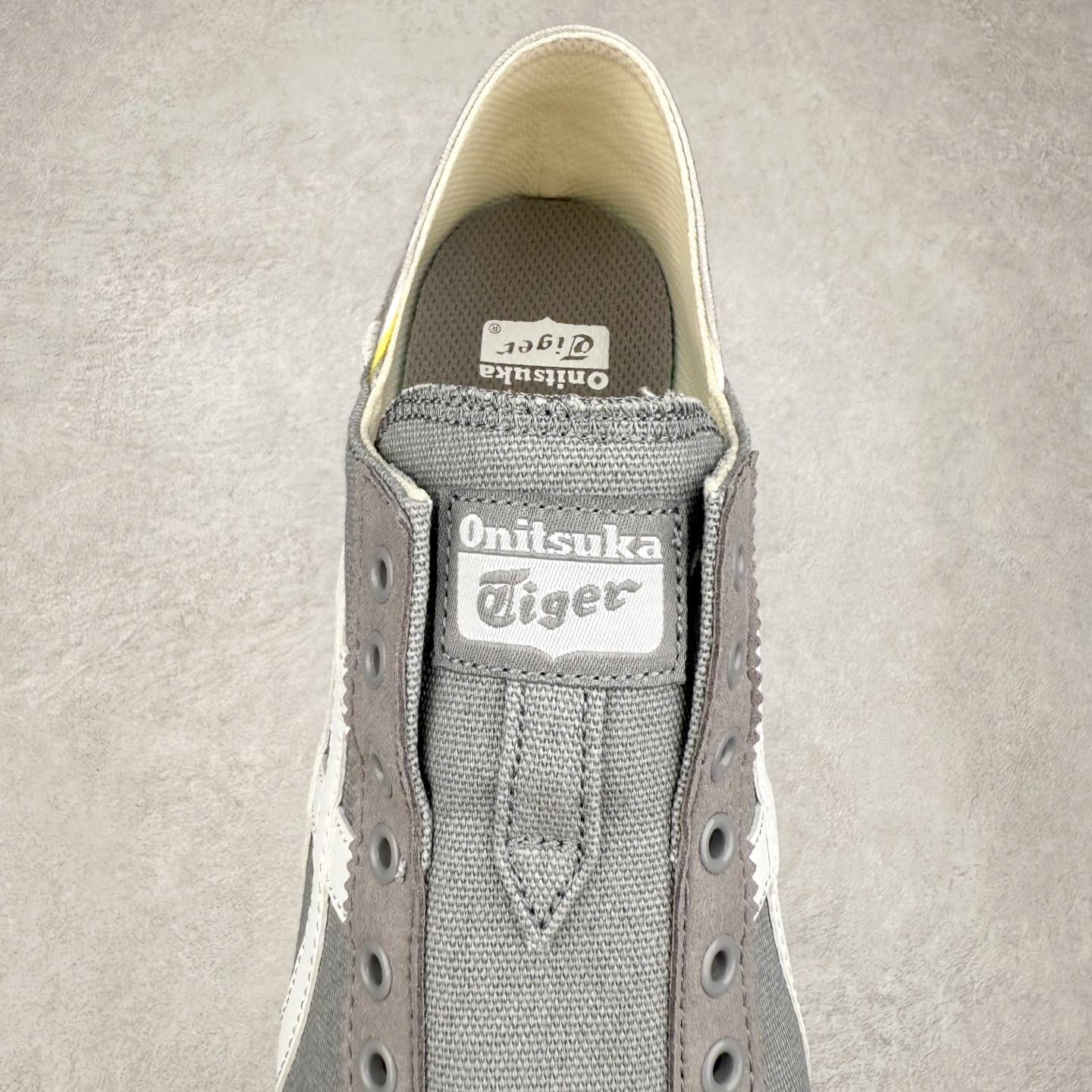 图片[5]-＃C版 Asics Onitsuka Tiger MEXICO 66 亚瑟士鬼冢虎复古经典板鞋 CNY 龙年限定 白红 市场王者选手 海外订单工厂出品 长期生产补货永不断码 超成熟稳定的做工品控 原装全套纸板楦头开发 原汁原味 完美呈现版型 私模正确鞋底咬花纹路 一比一鞋头弧度高度鞋身弧度 绝不口嗨 细节品控鞋型随意秒杀市面 原档咬花纹路私模大底 一个单元有六个三角形 总体形拼接呈现花瓣状 官方四联吊牌 原装Ortholite轻量化鞋垫 原盒原配 质保卡 说明书 钢印防尘纸 纸板中底带钢印 乳胶组合鞋垫 支持全方位的对比专柜 产品从款式颜色造型上体现出追求舒适和细节的完美 鞋类更是推崇手工制作的严谨与完美 融舒适性与可穿性的设计风格 注重细节的完美和别致魅力 既保持稳重 又不失轻松的时尚感 尺码：36 37 37.5 38 39 39.5 40 40.5 41.5 42 42.5 43.5 44 45-选品中心