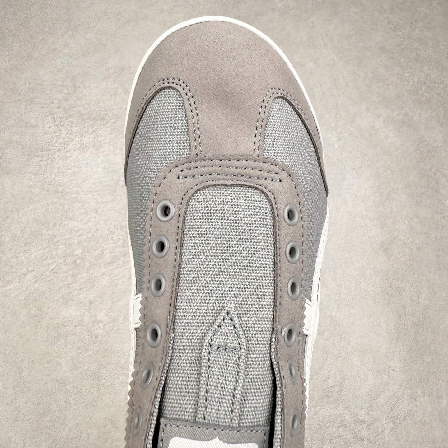 图片[4]-＃C版 Asics Onitsuka Tiger MEXICO 66 亚瑟士鬼冢虎复古经典板鞋 CNY 龙年限定 白红 市场王者选手 海外订单工厂出品 长期生产补货永不断码 超成熟稳定的做工品控 原装全套纸板楦头开发 原汁原味 完美呈现版型 私模正确鞋底咬花纹路 一比一鞋头弧度高度鞋身弧度 绝不口嗨 细节品控鞋型随意秒杀市面 原档咬花纹路私模大底 一个单元有六个三角形 总体形拼接呈现花瓣状 官方四联吊牌 原装Ortholite轻量化鞋垫 原盒原配 质保卡 说明书 钢印防尘纸 纸板中底带钢印 乳胶组合鞋垫 支持全方位的对比专柜 产品从款式颜色造型上体现出追求舒适和细节的完美 鞋类更是推崇手工制作的严谨与完美 融舒适性与可穿性的设计风格 注重细节的完美和别致魅力 既保持稳重 又不失轻松的时尚感 尺码：36 37 37.5 38 39 39.5 40 40.5 41.5 42 42.5 43.5 44 45-选品中心