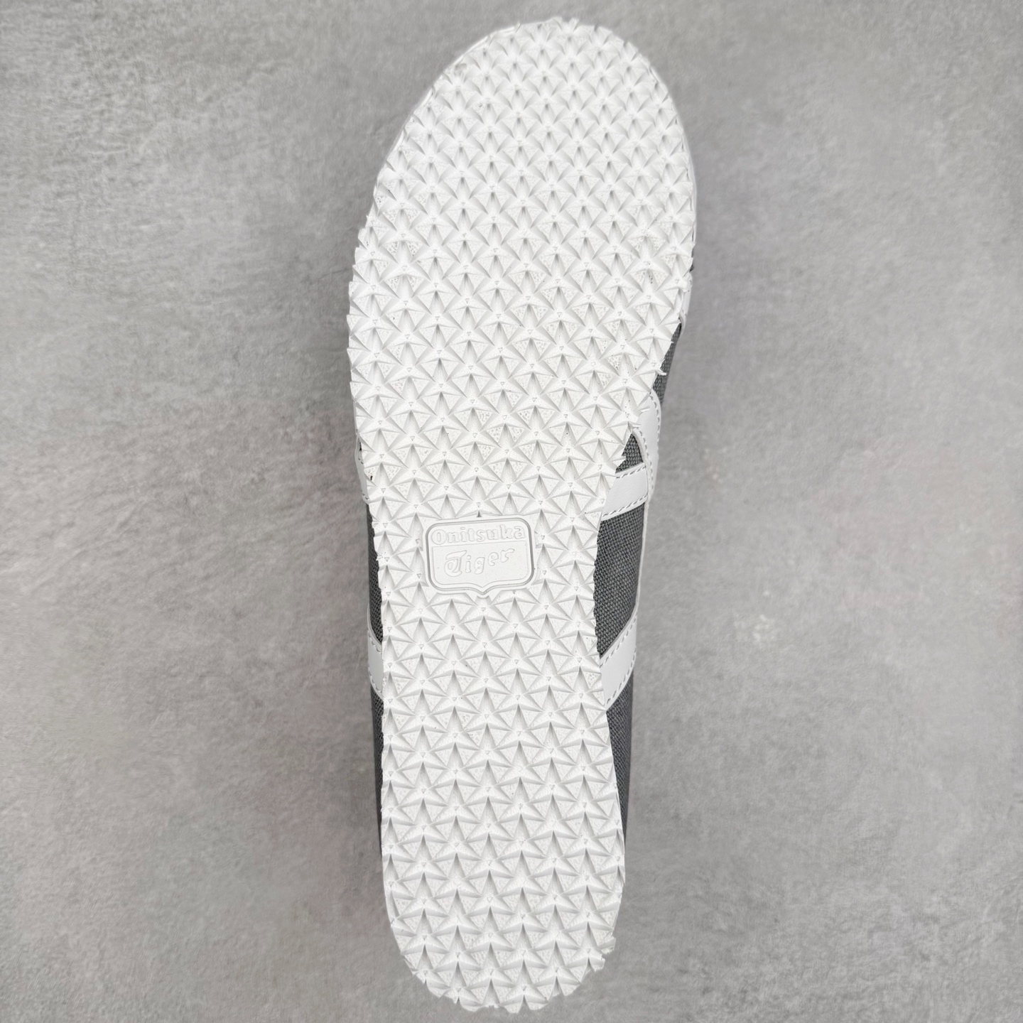 图片[9]-＃C版 Asics Onitsuka Tiger MEXICO 66 亚瑟士鬼冢虎复古经典板鞋 CNY 龙年限定 白红 市场王者选手 海外订单工厂出品 长期生产补货永不断码 超成熟稳定的做工品控 原装全套纸板楦头开发 原汁原味 完美呈现版型 私模正确鞋底咬花纹路 一比一鞋头弧度高度鞋身弧度 绝不口嗨 细节品控鞋型随意秒杀市面 原档咬花纹路私模大底 一个单元有六个三角形 总体形拼接呈现花瓣状 官方四联吊牌 原装Ortholite轻量化鞋垫 原盒原配 质保卡 说明书 钢印防尘纸 纸板中底带钢印 乳胶组合鞋垫 支持全方位的对比专柜 产品从款式颜色造型上体现出追求舒适和细节的完美 鞋类更是推崇手工制作的严谨与完美 融舒适性与可穿性的设计风格 注重细节的完美和别致魅力 既保持稳重 又不失轻松的时尚感 尺码：36 37 37.5 38 39 39.5 40 40.5 41.5 42 42.5 43.5 44 45-选品中心