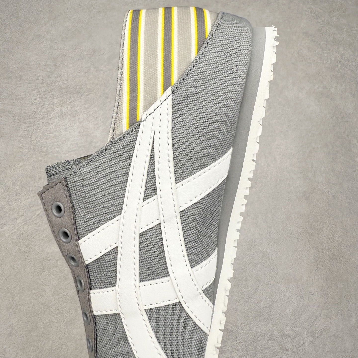图片[7]-＃C版 Asics Onitsuka Tiger MEXICO 66 亚瑟士鬼冢虎复古经典板鞋 CNY 龙年限定 白红 市场王者选手 海外订单工厂出品 长期生产补货永不断码 超成熟稳定的做工品控 原装全套纸板楦头开发 原汁原味 完美呈现版型 私模正确鞋底咬花纹路 一比一鞋头弧度高度鞋身弧度 绝不口嗨 细节品控鞋型随意秒杀市面 原档咬花纹路私模大底 一个单元有六个三角形 总体形拼接呈现花瓣状 官方四联吊牌 原装Ortholite轻量化鞋垫 原盒原配 质保卡 说明书 钢印防尘纸 纸板中底带钢印 乳胶组合鞋垫 支持全方位的对比专柜 产品从款式颜色造型上体现出追求舒适和细节的完美 鞋类更是推崇手工制作的严谨与完美 融舒适性与可穿性的设计风格 注重细节的完美和别致魅力 既保持稳重 又不失轻松的时尚感 尺码：36 37 37.5 38 39 39.5 40 40.5 41.5 42 42.5 43.5 44 45-选品中心