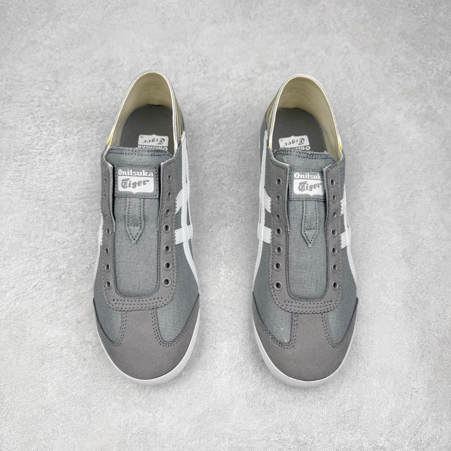 图片[2]-＃C版 Asics Onitsuka Tiger MEXICO 66 亚瑟士鬼冢虎复古经典板鞋 CNY 龙年限定 白红 市场王者选手 海外订单工厂出品 长期生产补货永不断码 超成熟稳定的做工品控 原装全套纸板楦头开发 原汁原味 完美呈现版型 私模正确鞋底咬花纹路 一比一鞋头弧度高度鞋身弧度 绝不口嗨 细节品控鞋型随意秒杀市面 原档咬花纹路私模大底 一个单元有六个三角形 总体形拼接呈现花瓣状 官方四联吊牌 原装Ortholite轻量化鞋垫 原盒原配 质保卡 说明书 钢印防尘纸 纸板中底带钢印 乳胶组合鞋垫 支持全方位的对比专柜 产品从款式颜色造型上体现出追求舒适和细节的完美 鞋类更是推崇手工制作的严谨与完美 融舒适性与可穿性的设计风格 注重细节的完美和别致魅力 既保持稳重 又不失轻松的时尚感 尺码：36 37 37.5 38 39 39.5 40 40.5 41.5 42 42.5 43.5 44 45-选品中心