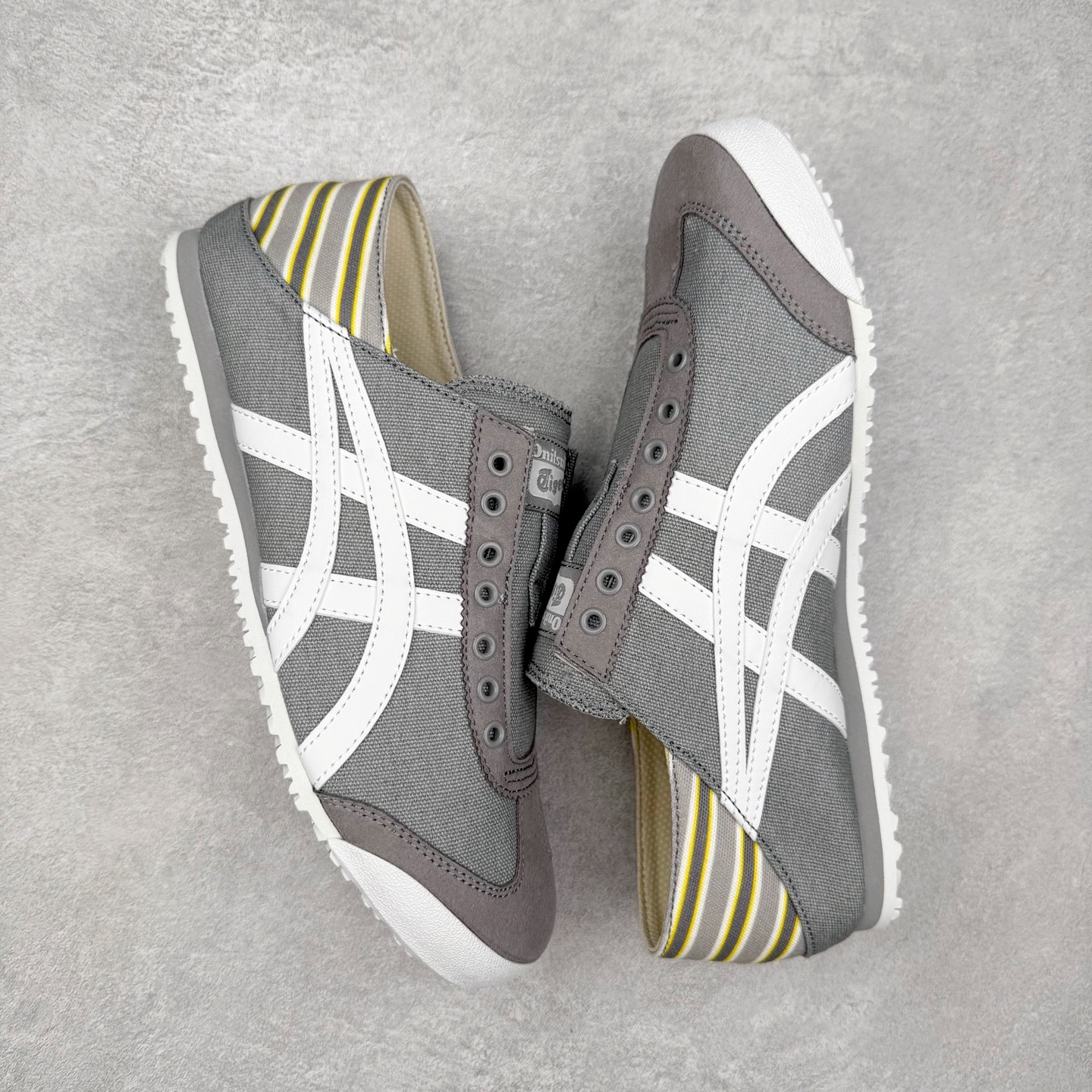 图片[3]-＃C版 Asics Onitsuka Tiger MEXICO 66 亚瑟士鬼冢虎复古经典板鞋 CNY 龙年限定 白红 市场王者选手 海外订单工厂出品 长期生产补货永不断码 超成熟稳定的做工品控 原装全套纸板楦头开发 原汁原味 完美呈现版型 私模正确鞋底咬花纹路 一比一鞋头弧度高度鞋身弧度 绝不口嗨 细节品控鞋型随意秒杀市面 原档咬花纹路私模大底 一个单元有六个三角形 总体形拼接呈现花瓣状 官方四联吊牌 原装Ortholite轻量化鞋垫 原盒原配 质保卡 说明书 钢印防尘纸 纸板中底带钢印 乳胶组合鞋垫 支持全方位的对比专柜 产品从款式颜色造型上体现出追求舒适和细节的完美 鞋类更是推崇手工制作的严谨与完美 融舒适性与可穿性的设计风格 注重细节的完美和别致魅力 既保持稳重 又不失轻松的时尚感 尺码：36 37 37.5 38 39 39.5 40 40.5 41.5 42 42.5 43.5 44 45-选品中心