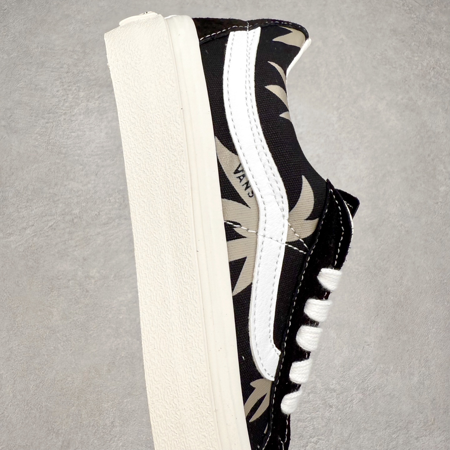 图片[6]-Vans Sk8-Low 黑色棕榈叶 范斯官方 防滑耐磨硫化帆布鞋 鞋款采用帆布与麂皮材质拼接而成 鞋面搭配棕榈叶图案 极具辨识度 上脚百搭不出错 尺码：35 36 36.5 37 38 38.5 39 40 40.5 41 42 42.5 43 44-选品中心