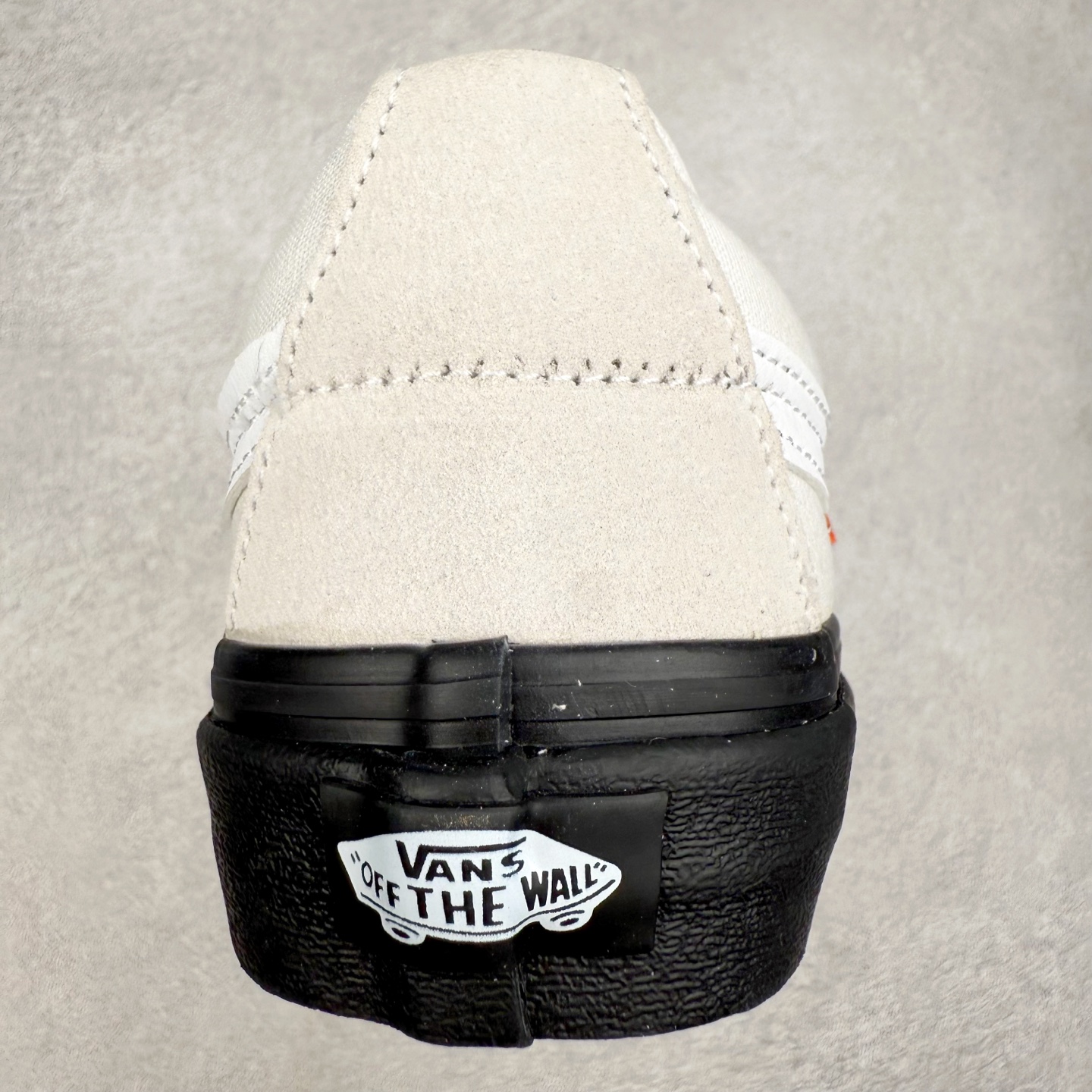 图片[8]-Vans Sk8-Low 白黑 范斯复古休闲硫化帆布鞋 该鞋款以白线勾勒出整体造型 鞋面采用帆布拼接麂皮材质搭配黑色鞋带 白色鞋身搭配橘色织唛标点缀 黑色大底拉满整体质感 尺码：35 36 36.5 37 38 38.5 39 40 40.5 41 42 42.5 43 44-选品中心