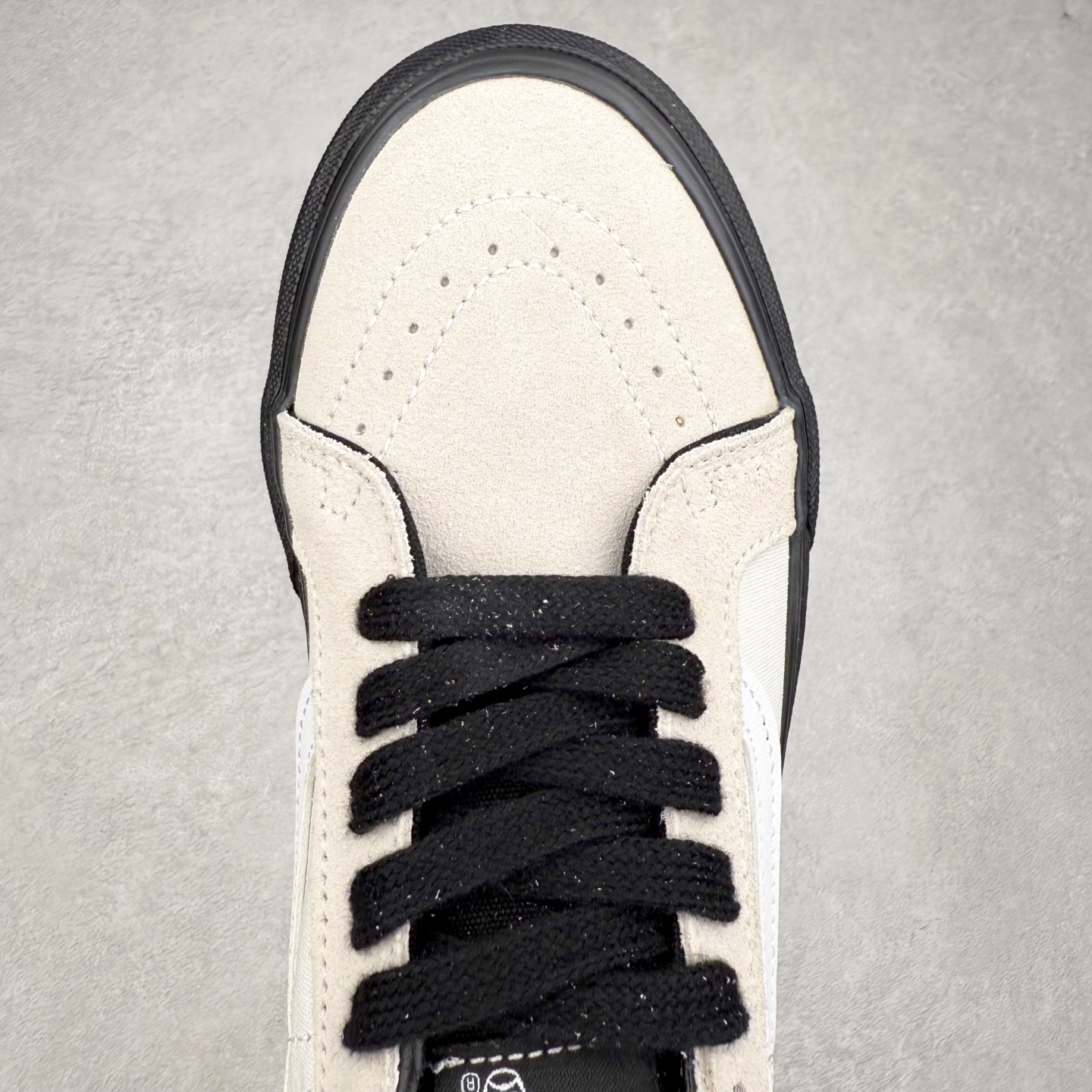 图片[4]-Vans Sk8-Low 白黑 范斯复古休闲硫化帆布鞋 该鞋款以白线勾勒出整体造型 鞋面采用帆布拼接麂皮材质搭配黑色鞋带 白色鞋身搭配橘色织唛标点缀 黑色大底拉满整体质感 尺码：35 36 36.5 37 38 38.5 39 40 40.5 41 42 42.5 43 44-选品中心