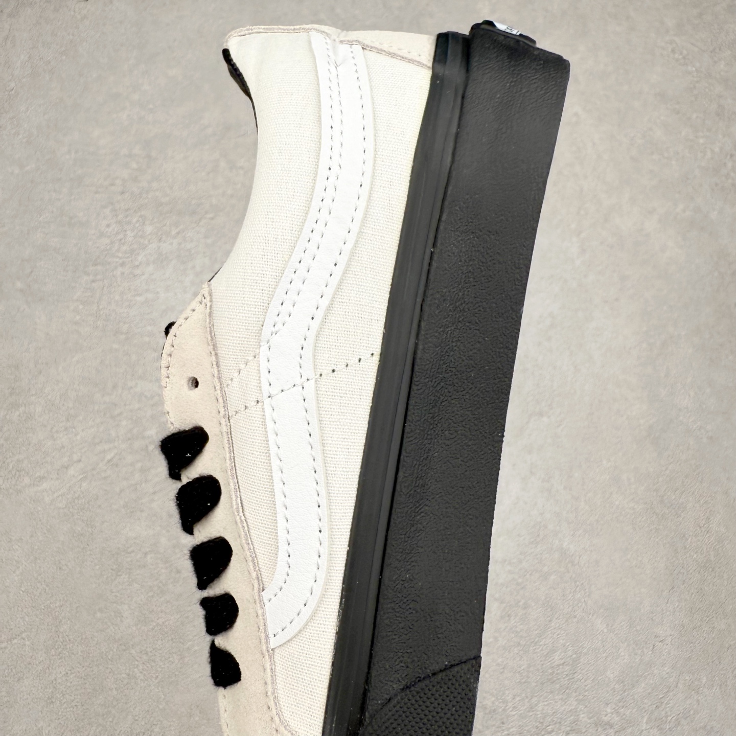 图片[7]-Vans Sk8-Low 白黑 范斯复古休闲硫化帆布鞋 该鞋款以白线勾勒出整体造型 鞋面采用帆布拼接麂皮材质搭配黑色鞋带 白色鞋身搭配橘色织唛标点缀 黑色大底拉满整体质感 尺码：35 36 36.5 37 38 38.5 39 40 40.5 41 42 42.5 43 44-选品中心