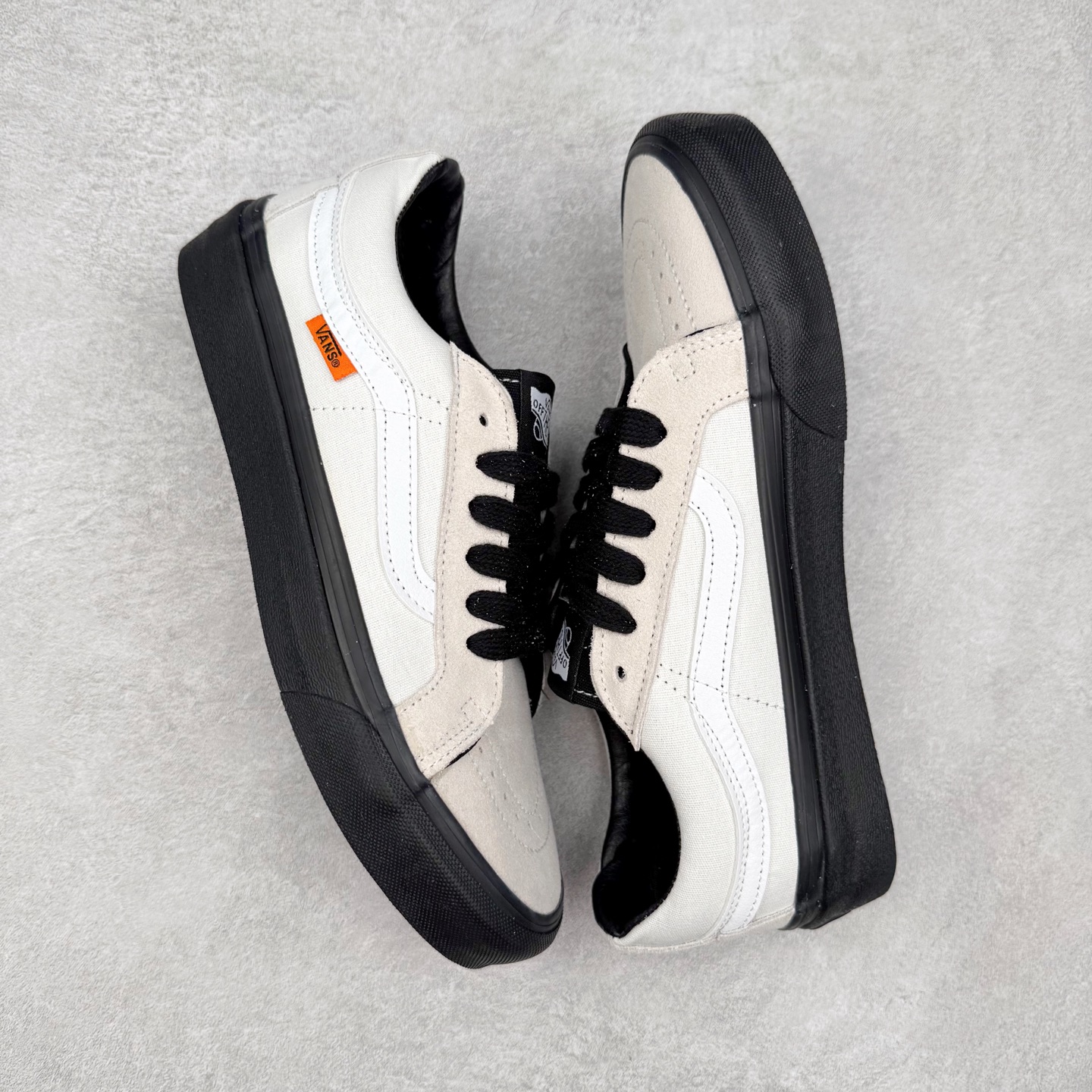 图片[3]-Vans Sk8-Low 白黑 范斯复古休闲硫化帆布鞋 该鞋款以白线勾勒出整体造型 鞋面采用帆布拼接麂皮材质搭配黑色鞋带 白色鞋身搭配橘色织唛标点缀 黑色大底拉满整体质感 尺码：35 36 36.5 37 38 38.5 39 40 40.5 41 42 42.5 43 44-选品中心