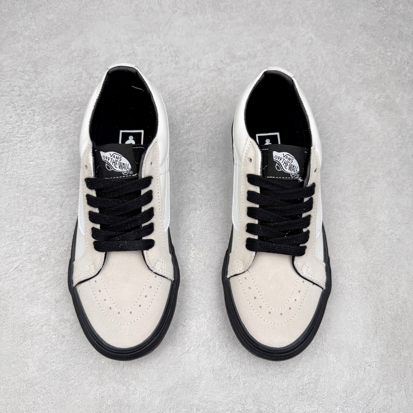 图片[2]-Vans Sk8-Low 白黑 范斯复古休闲硫化帆布鞋 该鞋款以白线勾勒出整体造型 鞋面采用帆布拼接麂皮材质搭配黑色鞋带 白色鞋身搭配橘色织唛标点缀 黑色大底拉满整体质感 尺码：35 36 36.5 37 38 38.5 39 40 40.5 41 42 42.5 43 44-选品中心