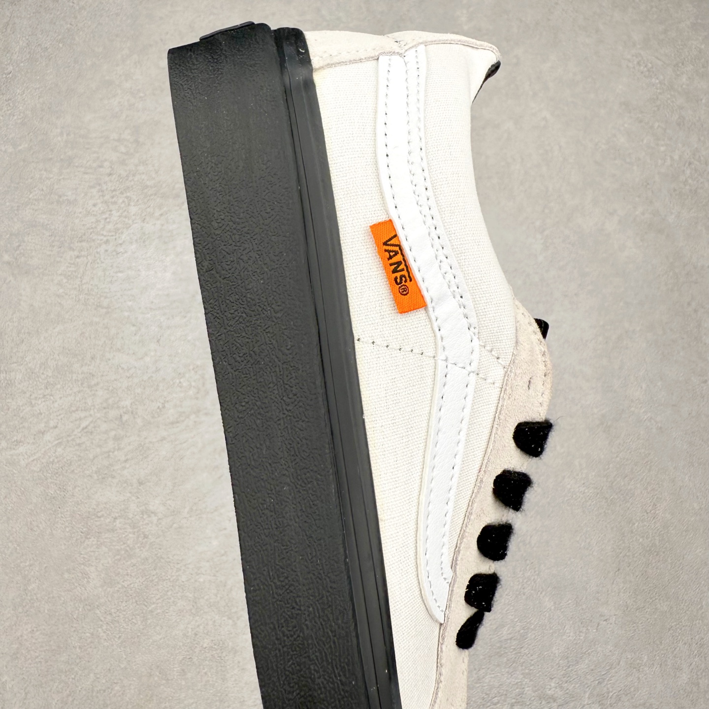 图片[6]-Vans Sk8-Low 白黑 范斯复古休闲硫化帆布鞋 该鞋款以白线勾勒出整体造型 鞋面采用帆布拼接麂皮材质搭配黑色鞋带 白色鞋身搭配橘色织唛标点缀 黑色大底拉满整体质感 尺码：35 36 36.5 37 38 38.5 39 40 40.5 41 42 42.5 43 44-选品中心