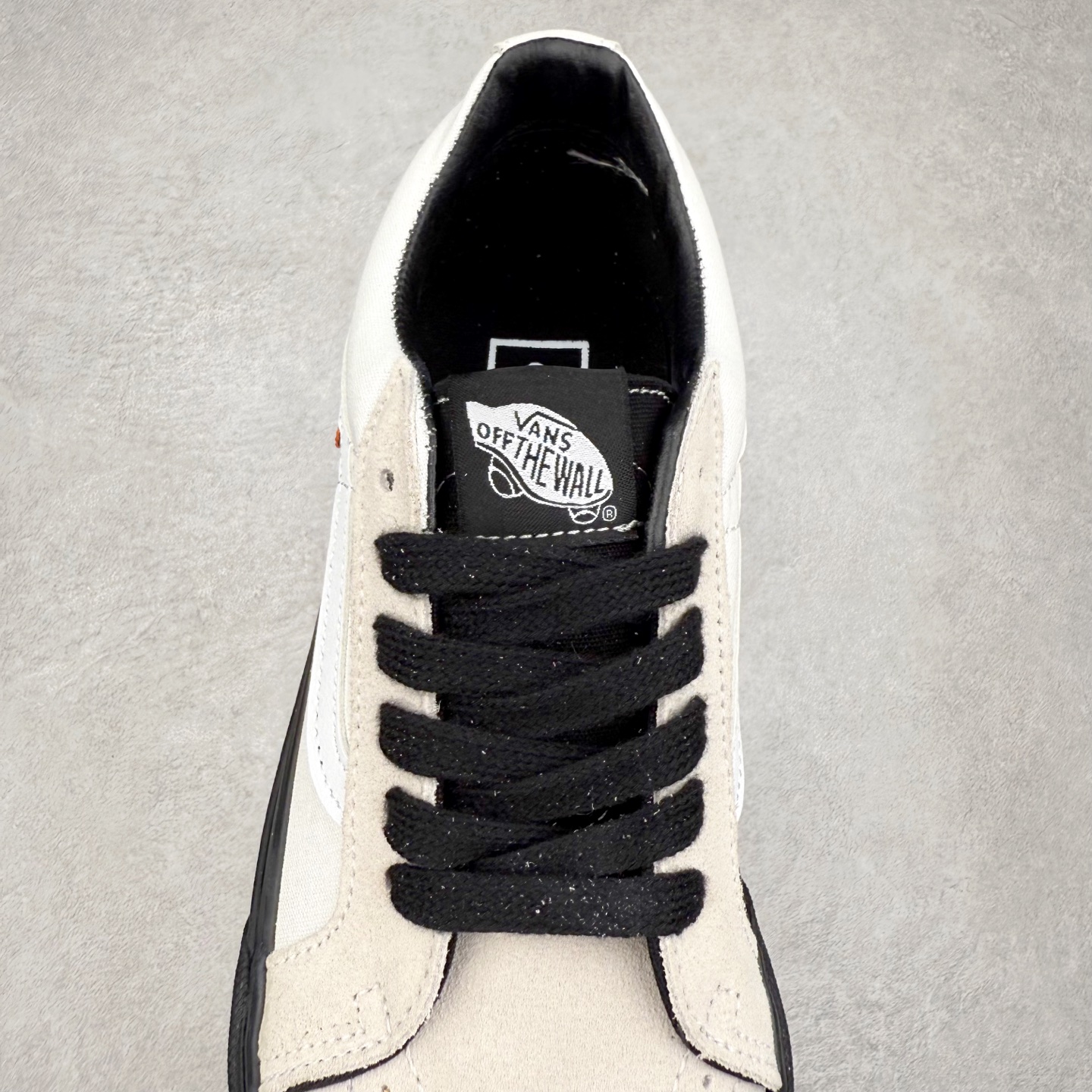 图片[5]-Vans Sk8-Low 白黑 范斯复古休闲硫化帆布鞋 该鞋款以白线勾勒出整体造型 鞋面采用帆布拼接麂皮材质搭配黑色鞋带 白色鞋身搭配橘色织唛标点缀 黑色大底拉满整体质感 尺码：35 36 36.5 37 38 38.5 39 40 40.5 41 42 42.5 43 44-选品中心