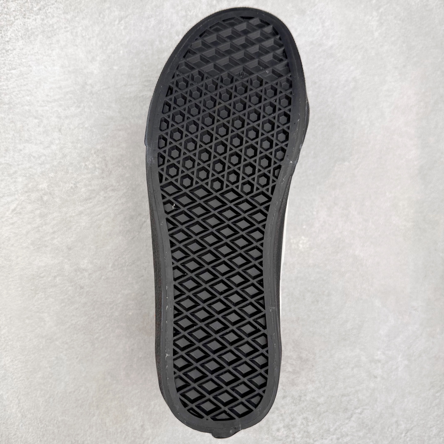 图片[9]-Vans Sk8-Low 白黑 范斯复古休闲硫化帆布鞋 该鞋款以白线勾勒出整体造型 鞋面采用帆布拼接麂皮材质搭配黑色鞋带 白色鞋身搭配橘色织唛标点缀 黑色大底拉满整体质感 尺码：35 36 36.5 37 38 38.5 39 40 40.5 41 42 42.5 43 44-选品中心