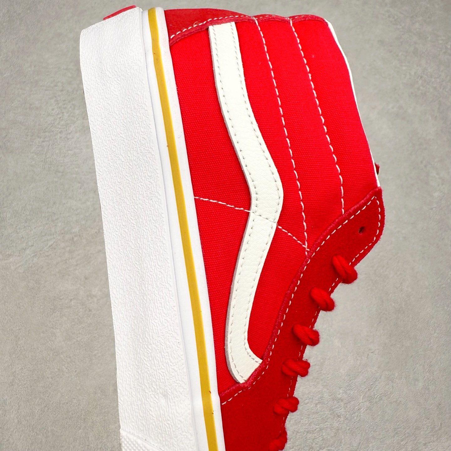 图片[6]-Vans Premium Sk8-Mid 中国红 范斯官方 复古休闲中帮滑板鞋 鞋面红白配色设计简约又醒目 采用帆布与麂皮材质拼接而成 中帮版型 不仅潮流感十足 更提供了恰到好处的脚踝支撑 货号：VN000BWEJV6 尺码：36 36.5 37 38 38.5 39 40 40.5 41 42 42.5 43 44-选品中心