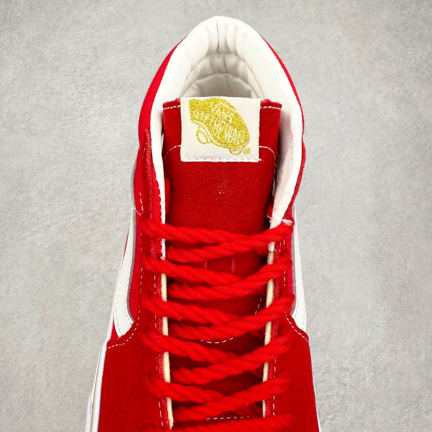 图片[5]-Vans Premium Sk8-Mid 中国红 范斯官方 复古休闲中帮滑板鞋 鞋面红白配色设计简约又醒目 采用帆布与麂皮材质拼接而成 中帮版型 不仅潮流感十足 更提供了恰到好处的脚踝支撑 货号：VN000BWEJV6 尺码：36 36.5 37 38 38.5 39 40 40.5 41 42 42.5 43 44-选品中心