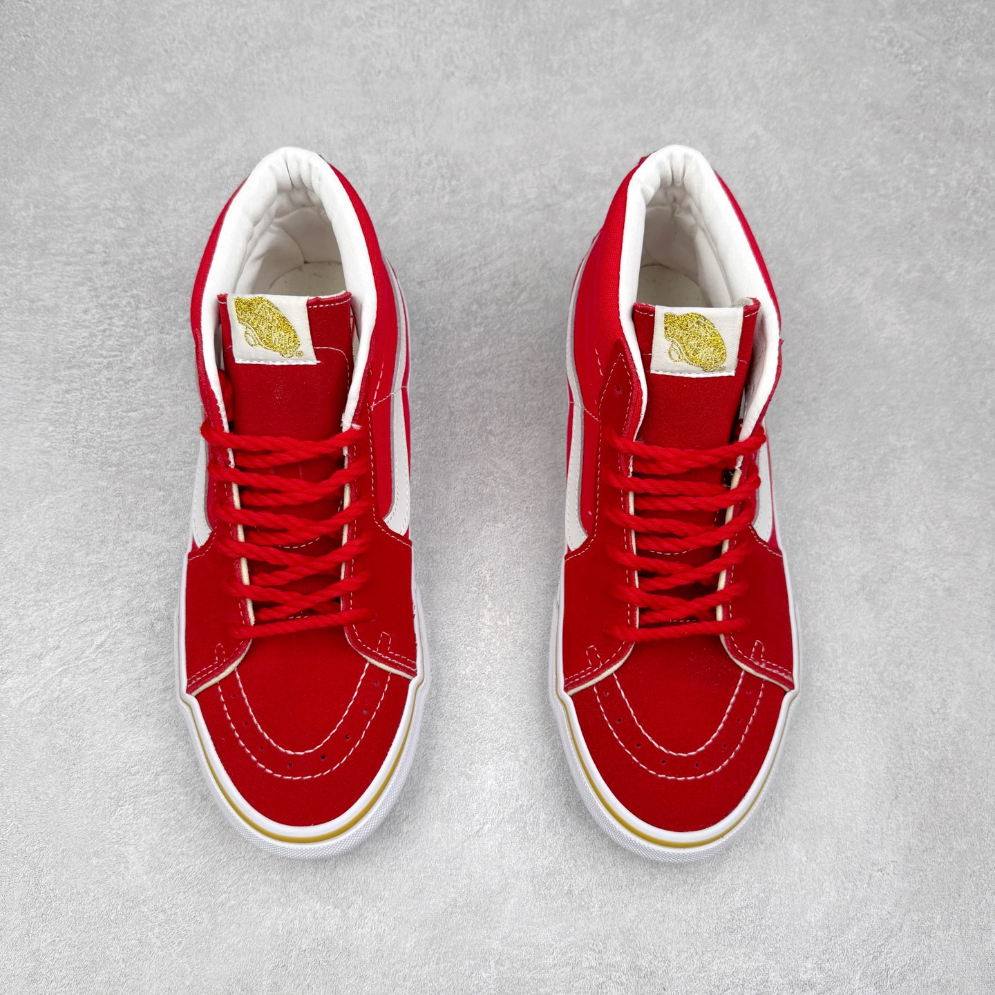 图片[2]-Vans Premium Sk8-Mid 中国红 范斯官方 复古休闲中帮滑板鞋 鞋面红白配色设计简约又醒目 采用帆布与麂皮材质拼接而成 中帮版型 不仅潮流感十足 更提供了恰到好处的脚踝支撑 货号：VN000BWEJV6 尺码：36 36.5 37 38 38.5 39 40 40.5 41 42 42.5 43 44-选品中心