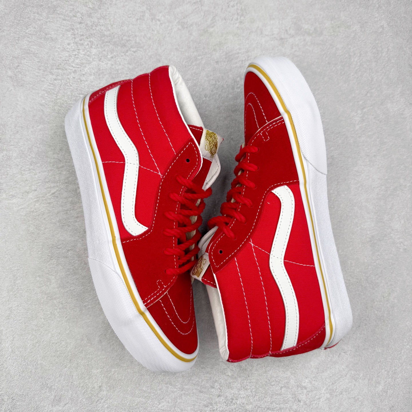 图片[3]-Vans Premium Sk8-Mid 中国红 范斯官方 复古休闲中帮滑板鞋 鞋面红白配色设计简约又醒目 采用帆布与麂皮材质拼接而成 中帮版型 不仅潮流感十足 更提供了恰到好处的脚踝支撑 货号：VN000BWEJV6 尺码：36 36.5 37 38 38.5 39 40 40.5 41 42 42.5 43 44-选品中心