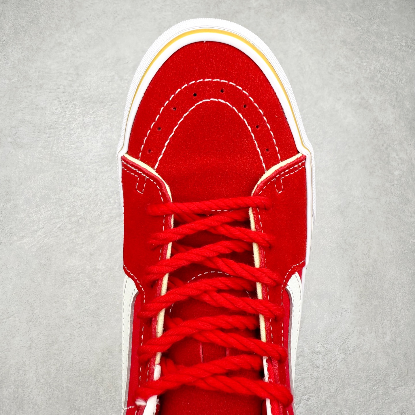 图片[4]-Vans Premium Sk8-Mid 中国红 范斯官方 复古休闲中帮滑板鞋 鞋面红白配色设计简约又醒目 采用帆布与麂皮材质拼接而成 中帮版型 不仅潮流感十足 更提供了恰到好处的脚踝支撑 货号：VN000BWEJV6 尺码：36 36.5 37 38 38.5 39 40 40.5 41 42 42.5 43 44-选品中心