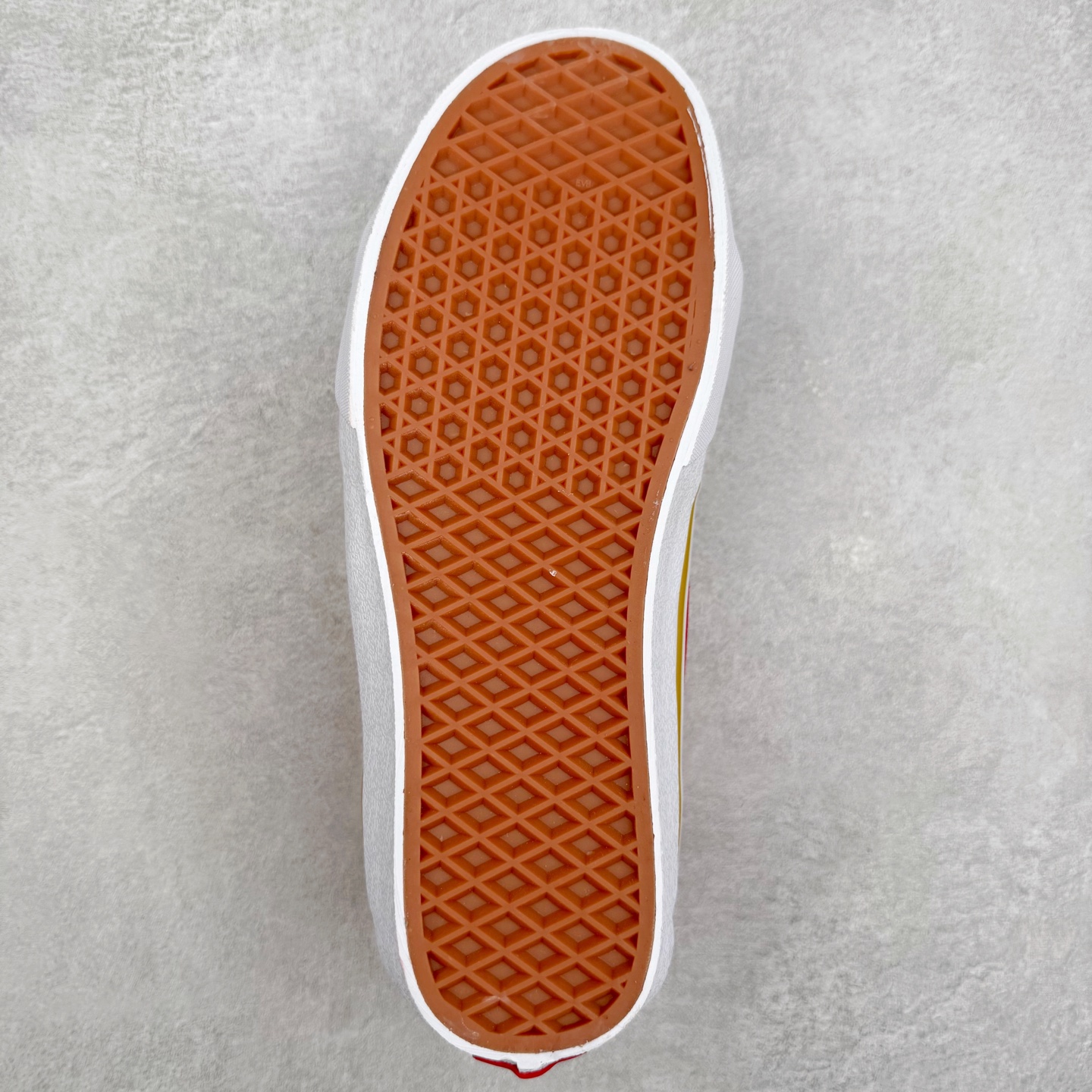 图片[9]-Vans Premium Sk8-Mid 中国红 范斯官方 复古休闲中帮滑板鞋 鞋面红白配色设计简约又醒目 采用帆布与麂皮材质拼接而成 中帮版型 不仅潮流感十足 更提供了恰到好处的脚踝支撑 货号：VN000BWEJV6 尺码：36 36.5 37 38 38.5 39 40 40.5 41 42 42.5 43 44-选品中心