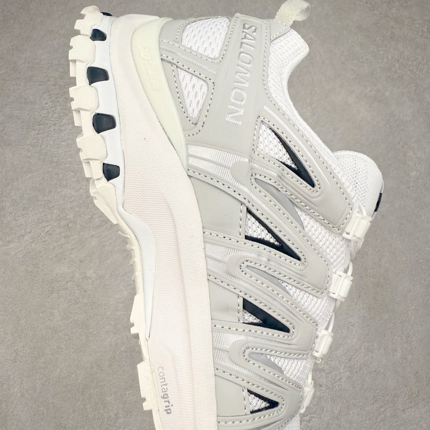 图片[6]-SALOMON XA Pro 3D ADV 萨洛蒙潮流越野机能户外功能鞋 纯原外贸平台特供订单 耗时半年巨作 全套原纸板楦头开发 原厂特供网布配套加持 确保原汁原味 完美呈现版型 原档数据独家私模五层组合大底 原装Ortholite轻量化鞋垫 中底布带钢印编号 原厂TPU锁扣 进口港宝加持 后跟自然饱满 还原公司包裹性 鞋面采用SENSIFT贴合技术 全方位贴合包裹脚型 鞋跟部鞋底牵引设计 提供强大的抓地性能 更适应野外崎岖不平的道路 其3D ADVANCED CHASSIS底盘 材料轻量大化 钉齿设计更具稳定性 防护性 鞋底易磨损区运用CONTAGRIP高耐磨材料 应对城市硬质路面长距离跑考验 尺码：36 36.5 37.5 38 38.5 39 40 40.5 41 42 42.5 43 44 44.5 45-选品中心