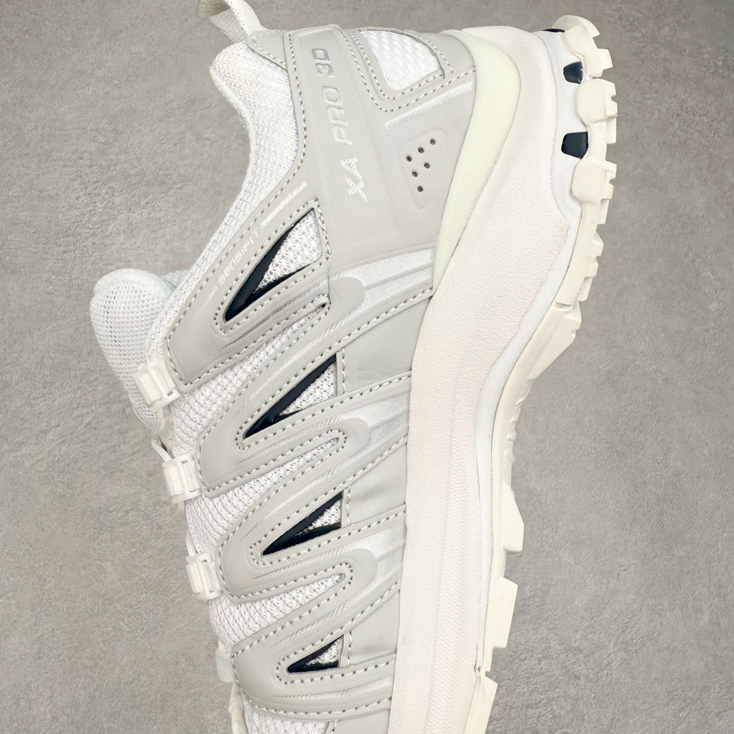 图片[7]-SALOMON XA Pro 3D ADV 萨洛蒙潮流越野机能户外功能鞋 纯原外贸平台特供订单 耗时半年巨作 全套原纸板楦头开发 原厂特供网布配套加持 确保原汁原味 完美呈现版型 原档数据独家私模五层组合大底 原装Ortholite轻量化鞋垫 中底布带钢印编号 原厂TPU锁扣 进口港宝加持 后跟自然饱满 还原公司包裹性 鞋面采用SENSIFT贴合技术 全方位贴合包裹脚型 鞋跟部鞋底牵引设计 提供强大的抓地性能 更适应野外崎岖不平的道路 其3D ADVANCED CHASSIS底盘 材料轻量大化 钉齿设计更具稳定性 防护性 鞋底易磨损区运用CONTAGRIP高耐磨材料 应对城市硬质路面长距离跑考验 尺码：36 36.5 37.5 38 38.5 39 40 40.5 41 42 42.5 43 44 44.5 45-选品中心