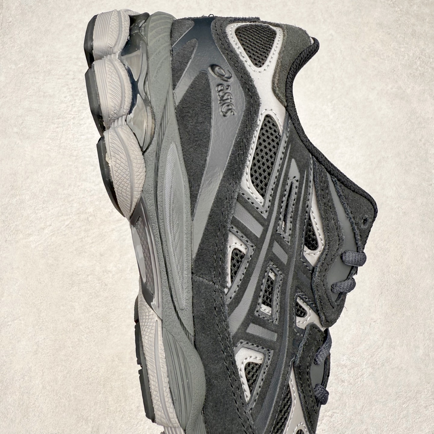 图片[6]-＃ZC总裁 Asics GEL-NYC 亚瑟士防滑耐磨透气低帮运动休闲鞋 GEL-NYC™ 运动鞋的灵感源自传统和现代高性能跑步风格 其鞋面结构参考了 2000 年代初的 GEL-NIMBUS™ 3 鞋 并将其与 MC-PLUS V 设计中的各种装饰融为一体 该工装通过使用 GEL-CUMULUS® 16 鞋的工装系统来对比鞋面的复古风格 通过轻质泡沫和 GEL® 技术嵌入物的结合 这种中底结构有助于创造先进的脚底舒适度 尺码：36 37 37.5 38 39 40.5 41.5 42 42.5 43.5 44 45 46.5 47-选品中心