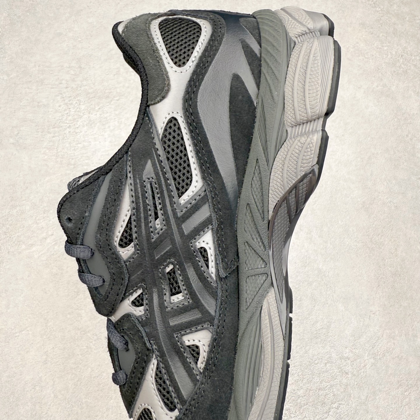 图片[7]-＃ZC总裁 Asics GEL-NYC 亚瑟士防滑耐磨透气低帮运动休闲鞋 GEL-NYC™ 运动鞋的灵感源自传统和现代高性能跑步风格 其鞋面结构参考了 2000 年代初的 GEL-NIMBUS™ 3 鞋 并将其与 MC-PLUS V 设计中的各种装饰融为一体 该工装通过使用 GEL-CUMULUS® 16 鞋的工装系统来对比鞋面的复古风格 通过轻质泡沫和 GEL® 技术嵌入物的结合 这种中底结构有助于创造先进的脚底舒适度 尺码：36 37 37.5 38 39 40.5 41.5 42 42.5 43.5 44 45 46.5 47-选品中心