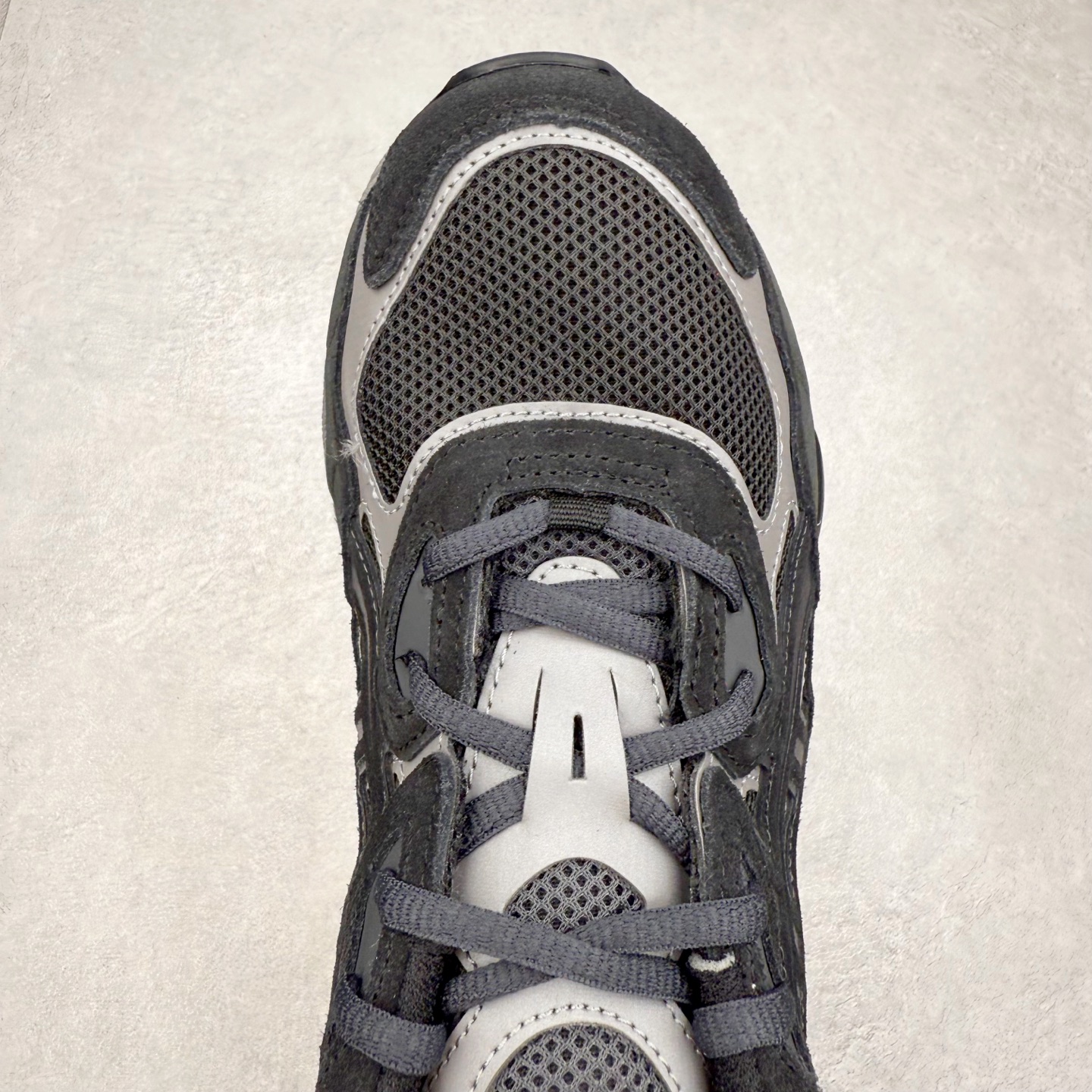 图片[4]-＃ZC总裁 Asics GEL-NYC 亚瑟士防滑耐磨透气低帮运动休闲鞋 GEL-NYC™ 运动鞋的灵感源自传统和现代高性能跑步风格 其鞋面结构参考了 2000 年代初的 GEL-NIMBUS™ 3 鞋 并将其与 MC-PLUS V 设计中的各种装饰融为一体 该工装通过使用 GEL-CUMULUS® 16 鞋的工装系统来对比鞋面的复古风格 通过轻质泡沫和 GEL® 技术嵌入物的结合 这种中底结构有助于创造先进的脚底舒适度 尺码：36 37 37.5 38 39 40.5 41.5 42 42.5 43.5 44 45 46.5 47-选品中心