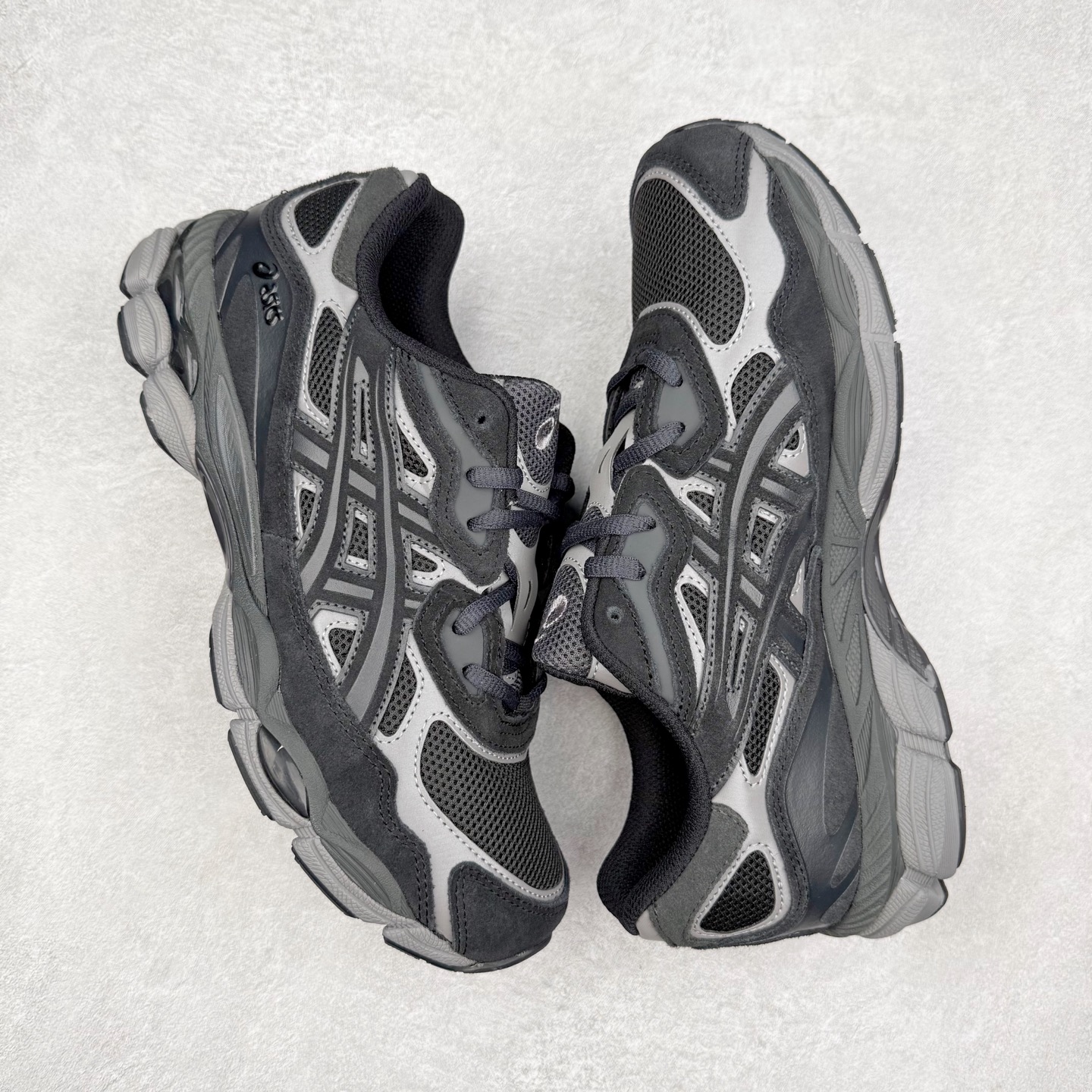 图片[3]-＃ZC总裁 Asics GEL-NYC 亚瑟士防滑耐磨透气低帮运动休闲鞋 GEL-NYC™ 运动鞋的灵感源自传统和现代高性能跑步风格 其鞋面结构参考了 2000 年代初的 GEL-NIMBUS™ 3 鞋 并将其与 MC-PLUS V 设计中的各种装饰融为一体 该工装通过使用 GEL-CUMULUS® 16 鞋的工装系统来对比鞋面的复古风格 通过轻质泡沫和 GEL® 技术嵌入物的结合 这种中底结构有助于创造先进的脚底舒适度 尺码：36 37 37.5 38 39 40.5 41.5 42 42.5 43.5 44 45 46.5 47-选品中心