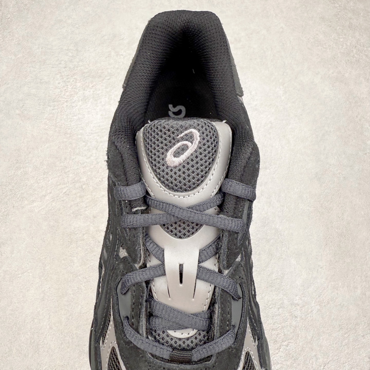 图片[5]-＃ZC总裁 Asics GEL-NYC 亚瑟士防滑耐磨透气低帮运动休闲鞋 GEL-NYC™ 运动鞋的灵感源自传统和现代高性能跑步风格 其鞋面结构参考了 2000 年代初的 GEL-NIMBUS™ 3 鞋 并将其与 MC-PLUS V 设计中的各种装饰融为一体 该工装通过使用 GEL-CUMULUS® 16 鞋的工装系统来对比鞋面的复古风格 通过轻质泡沫和 GEL® 技术嵌入物的结合 这种中底结构有助于创造先进的脚底舒适度 尺码：36 37 37.5 38 39 40.5 41.5 42 42.5 43.5 44 45 46.5 47-选品中心